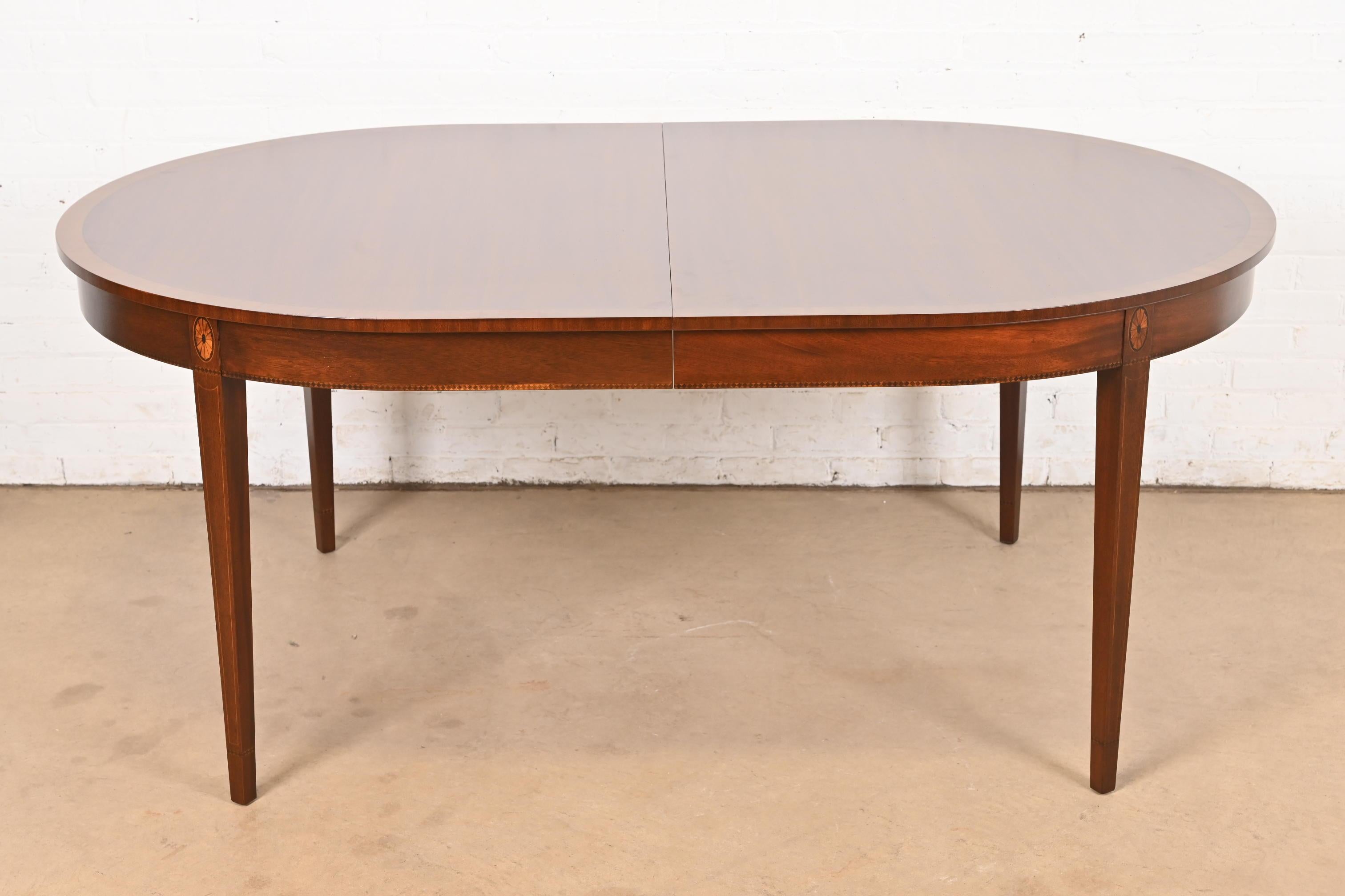 Mesa de comedor extensible Stickley Federal de caoba con incrustaciones, recién acabada en venta 2