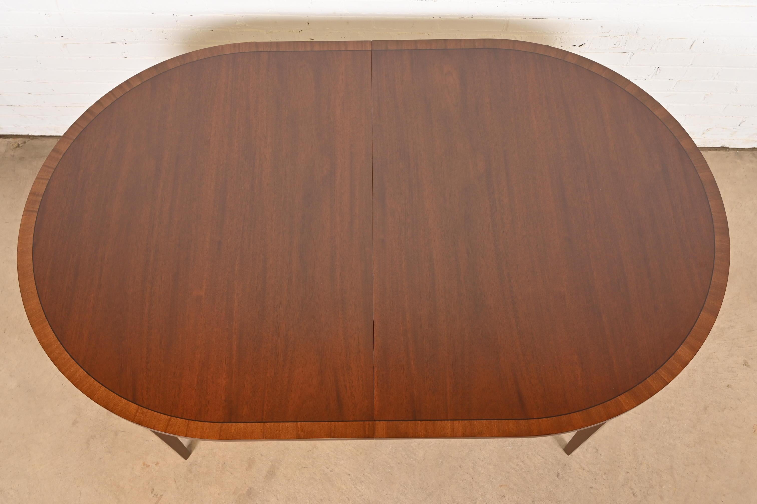 Mesa de comedor extensible Stickley Federal de caoba con incrustaciones, recién acabada en venta 3