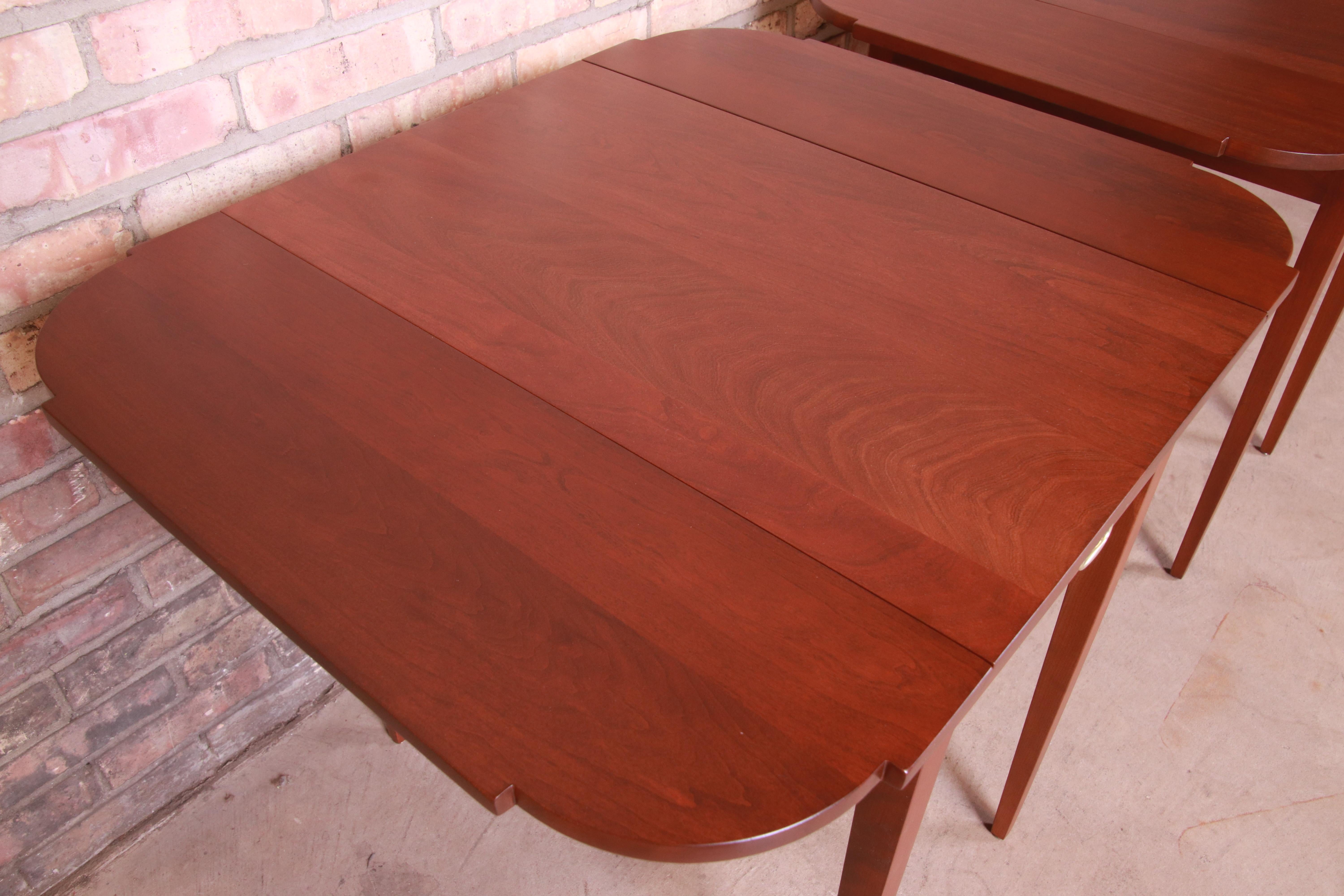 Tables à thé Pembroke en bois de cerisier massif de Stickley Federal, nouvellement restaurées en vente 10