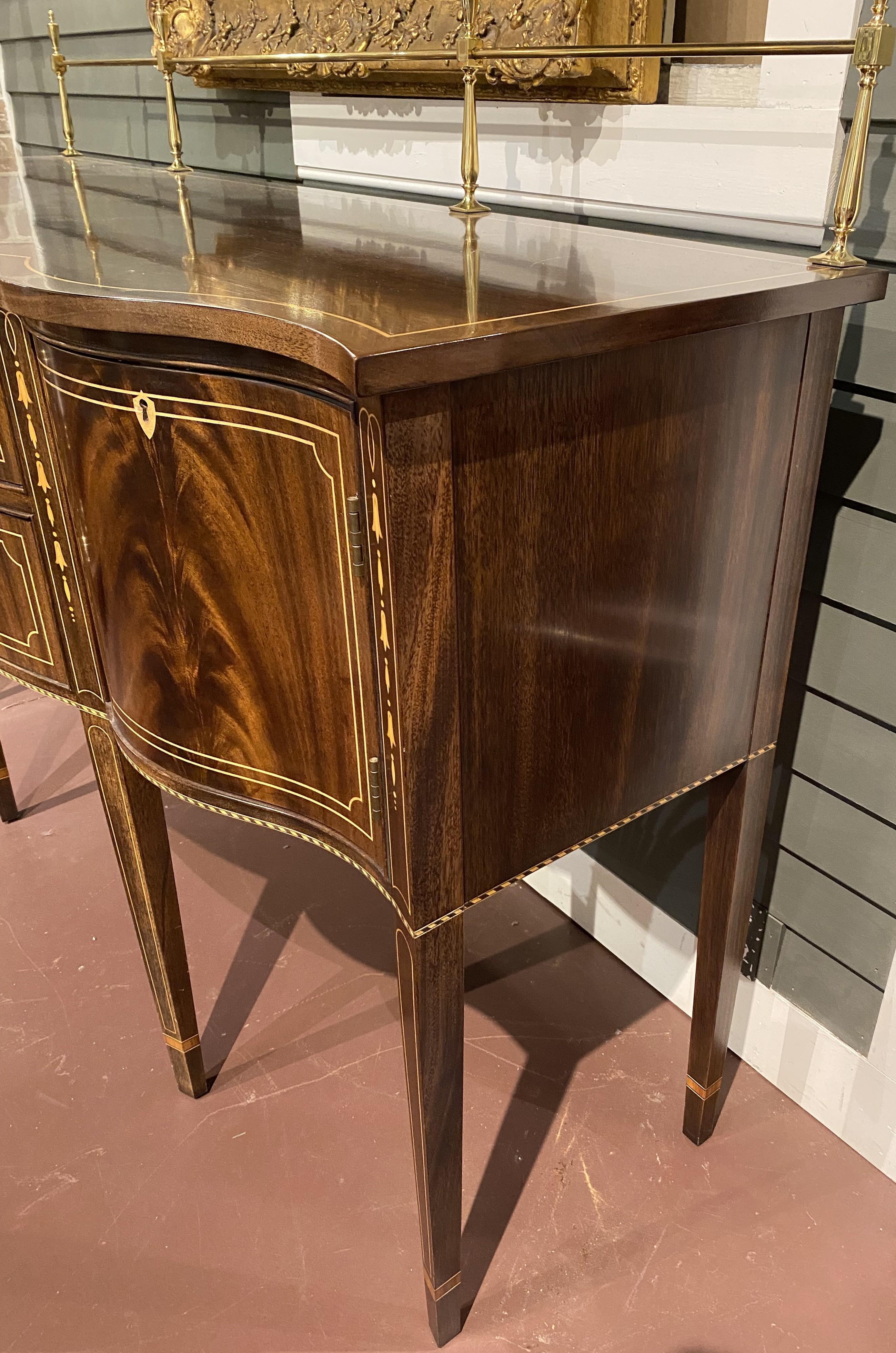 Credenza Stickley in stile Feder in mogano intarsiato con galleria in ottone in vendita 2