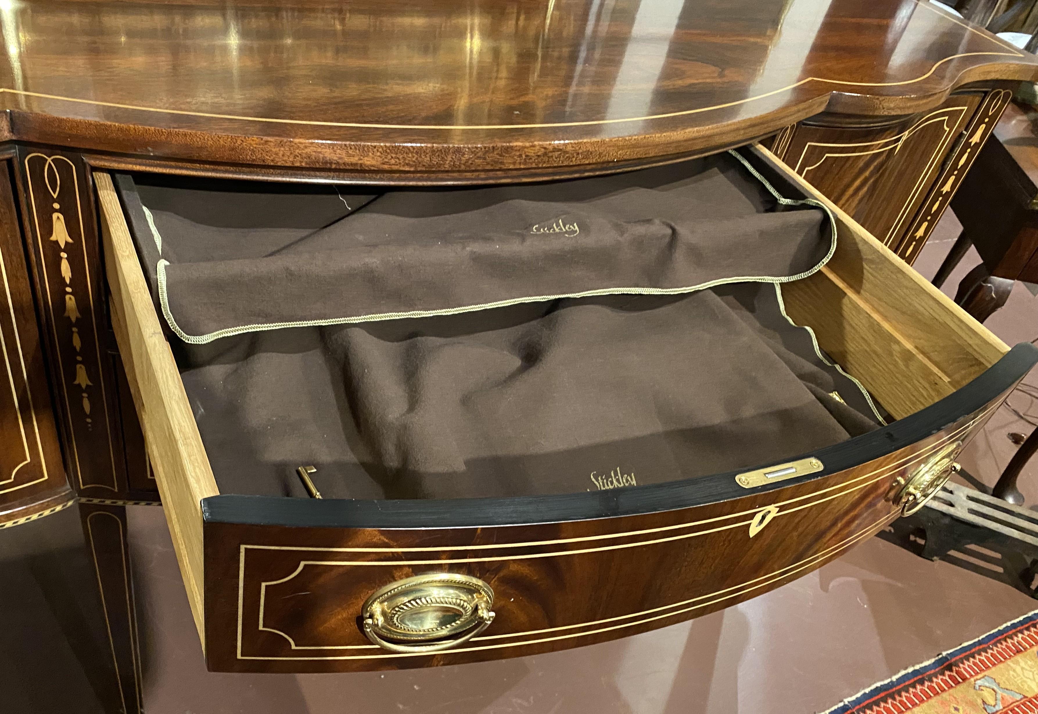 Credenza Stickley in stile Feder in mogano intarsiato con galleria in ottone in vendita 3