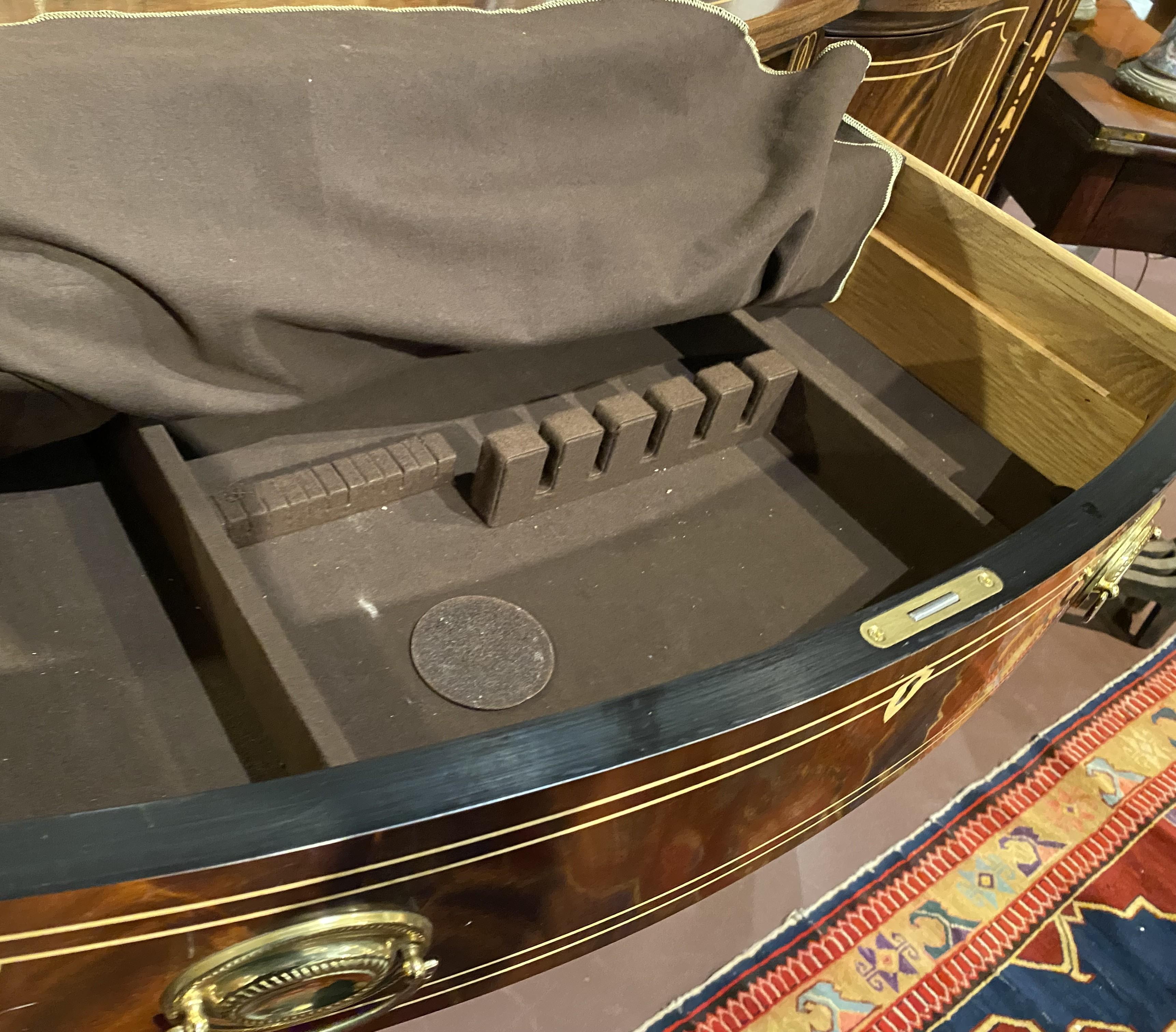 Credenza Stickley in stile Feder in mogano intarsiato con galleria in ottone in vendita 4