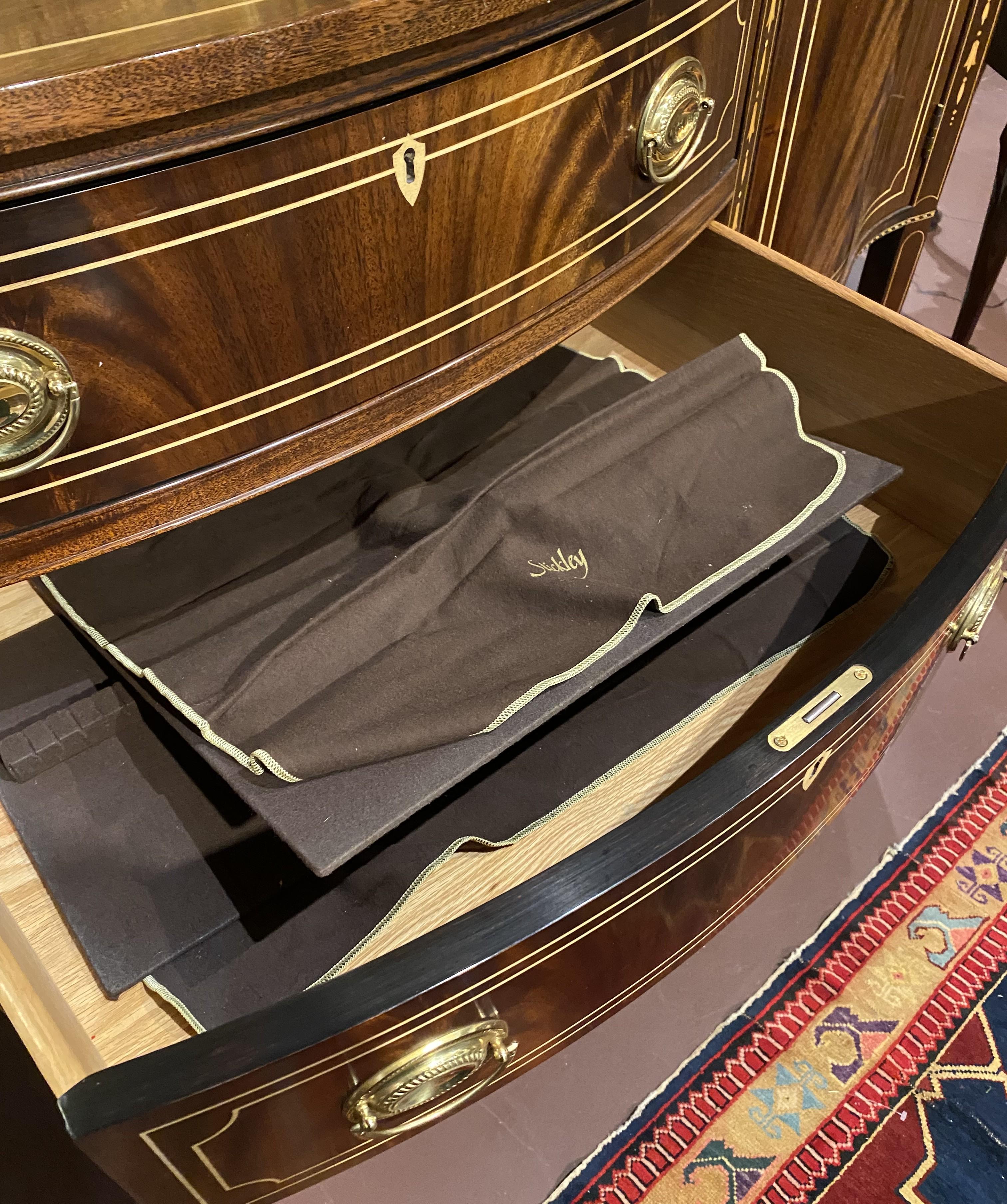 Credenza Stickley in stile Feder in mogano intarsiato con galleria in ottone in vendita 5