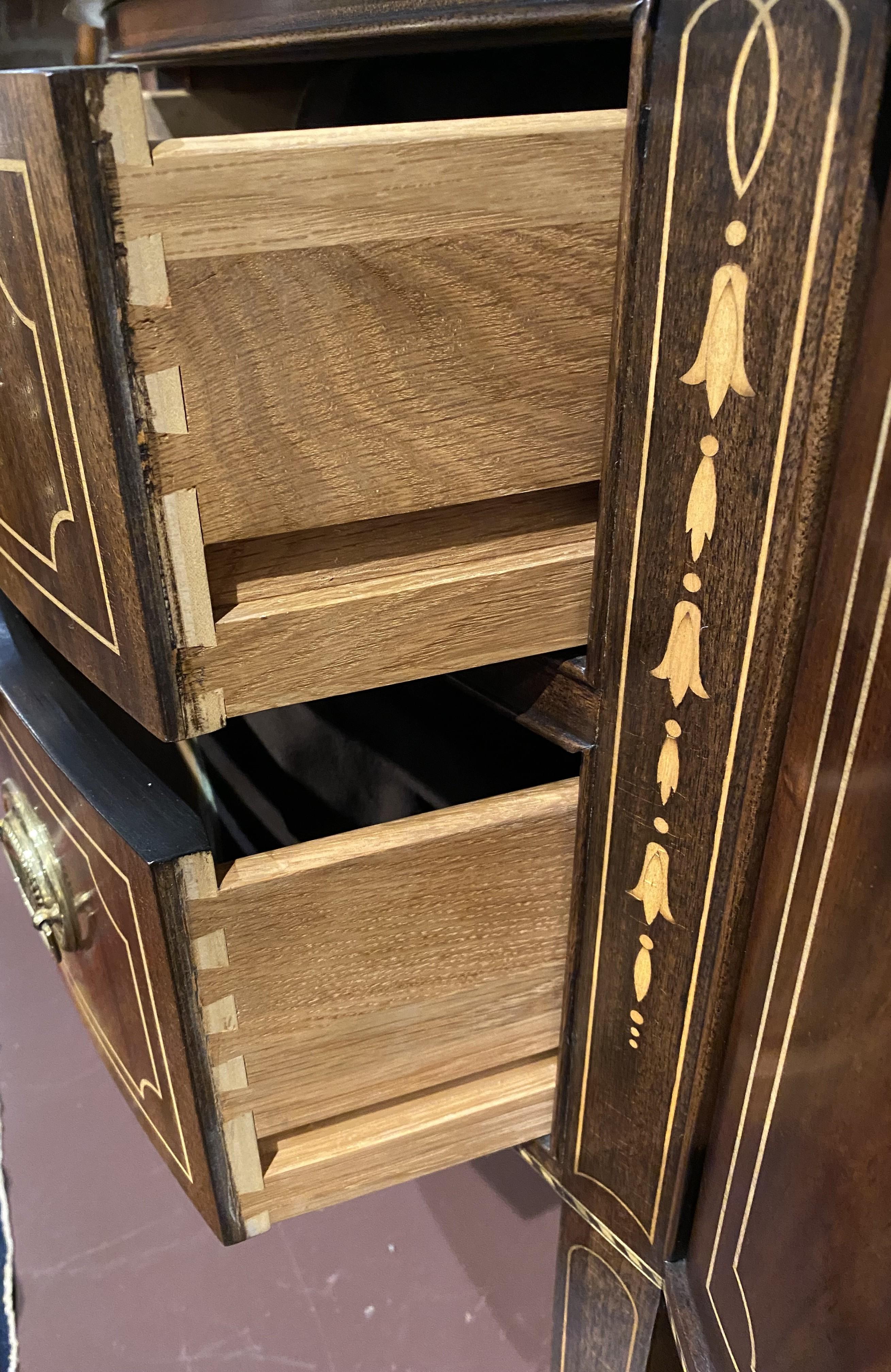 Credenza Stickley in stile Feder in mogano intarsiato con galleria in ottone in vendita 6