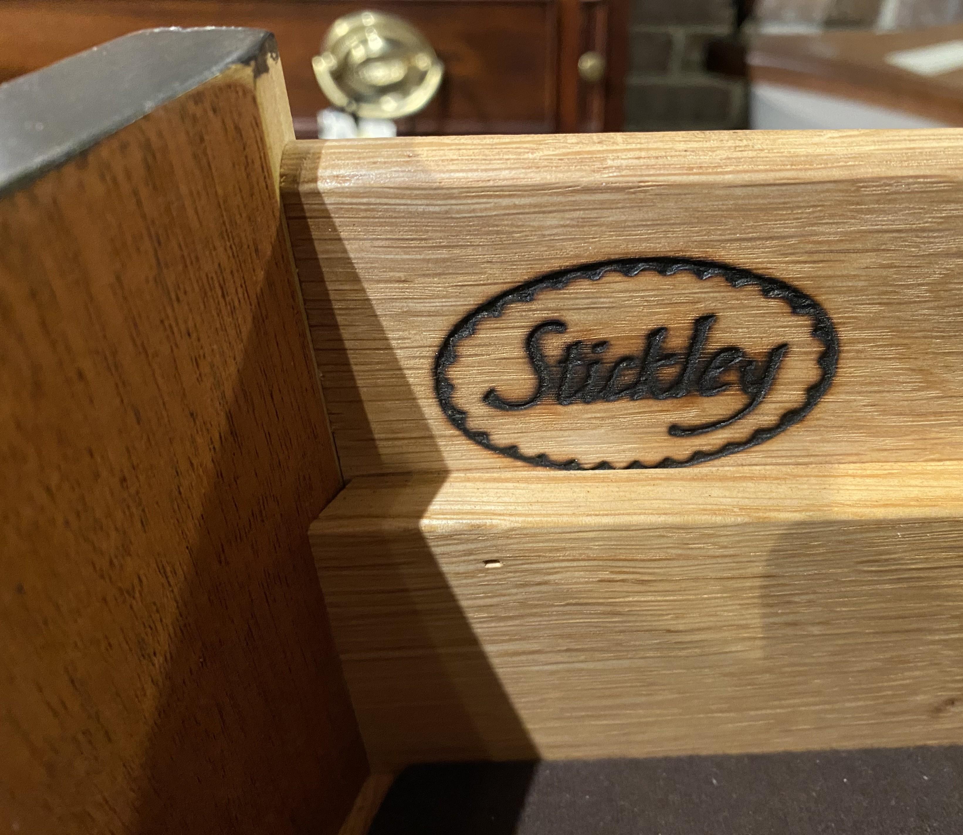 Credenza Stickley in stile Feder in mogano intarsiato con galleria in ottone in vendita 7