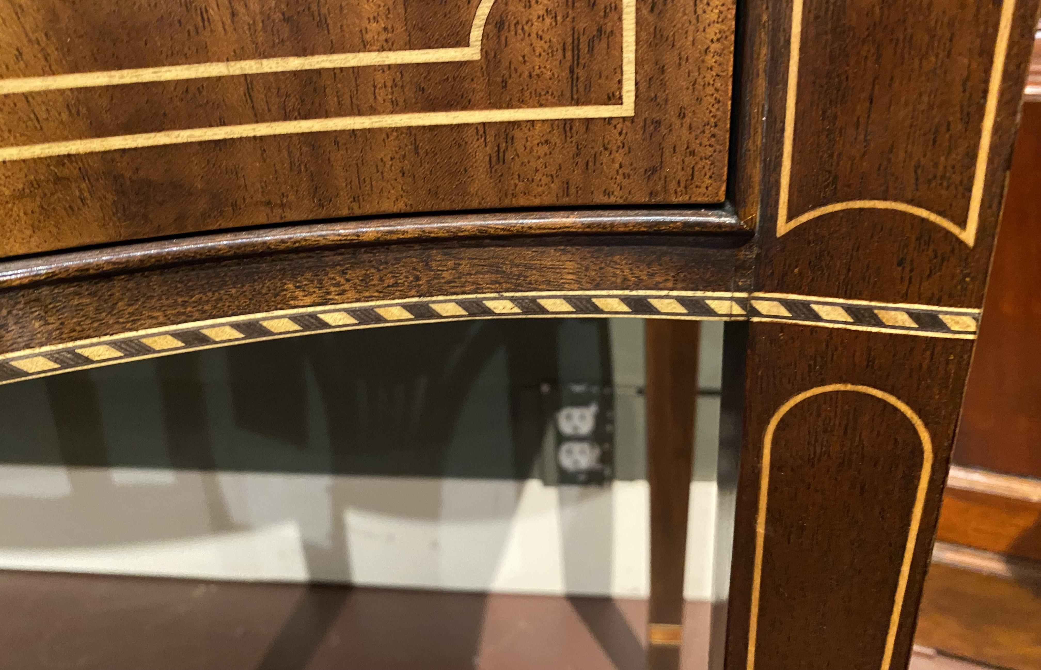 Credenza Stickley in stile Feder in mogano intarsiato con galleria in ottone in vendita 10