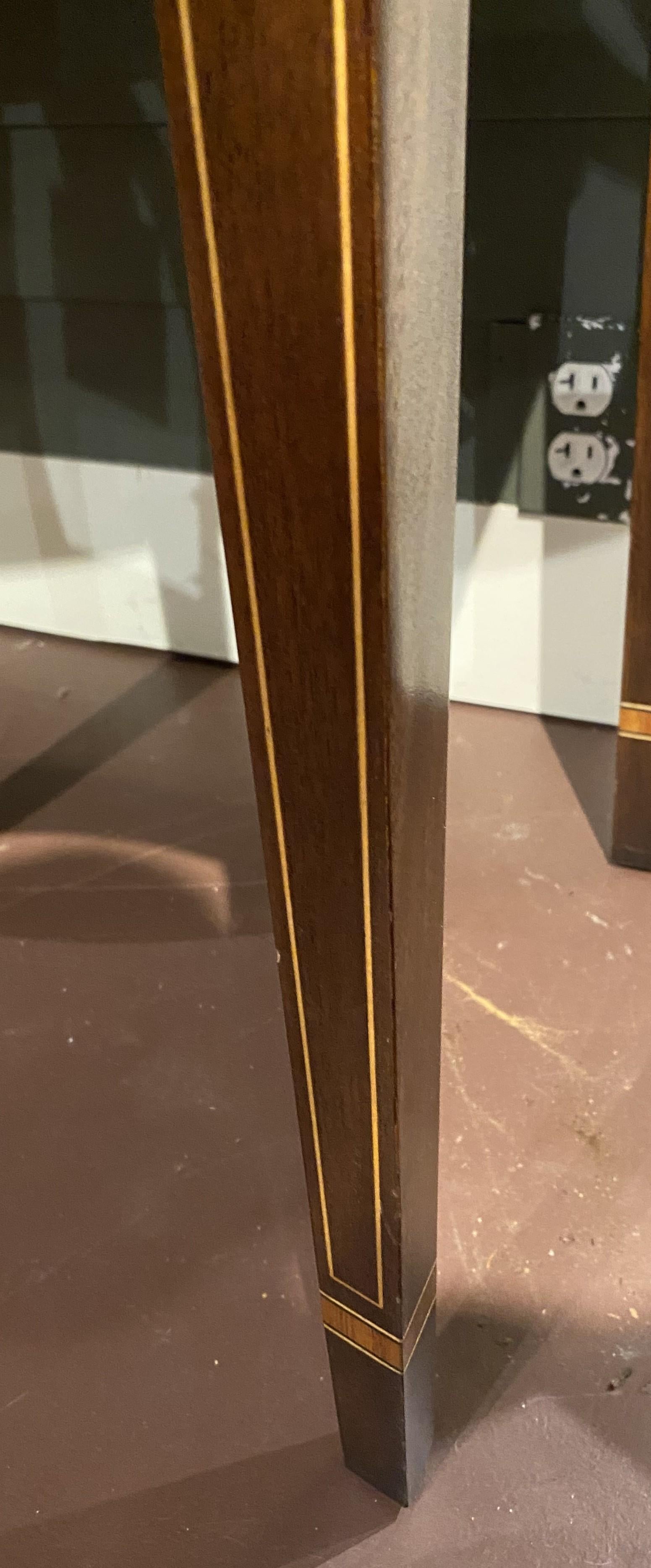 Credenza Stickley in stile Feder in mogano intarsiato con galleria in ottone in vendita 11