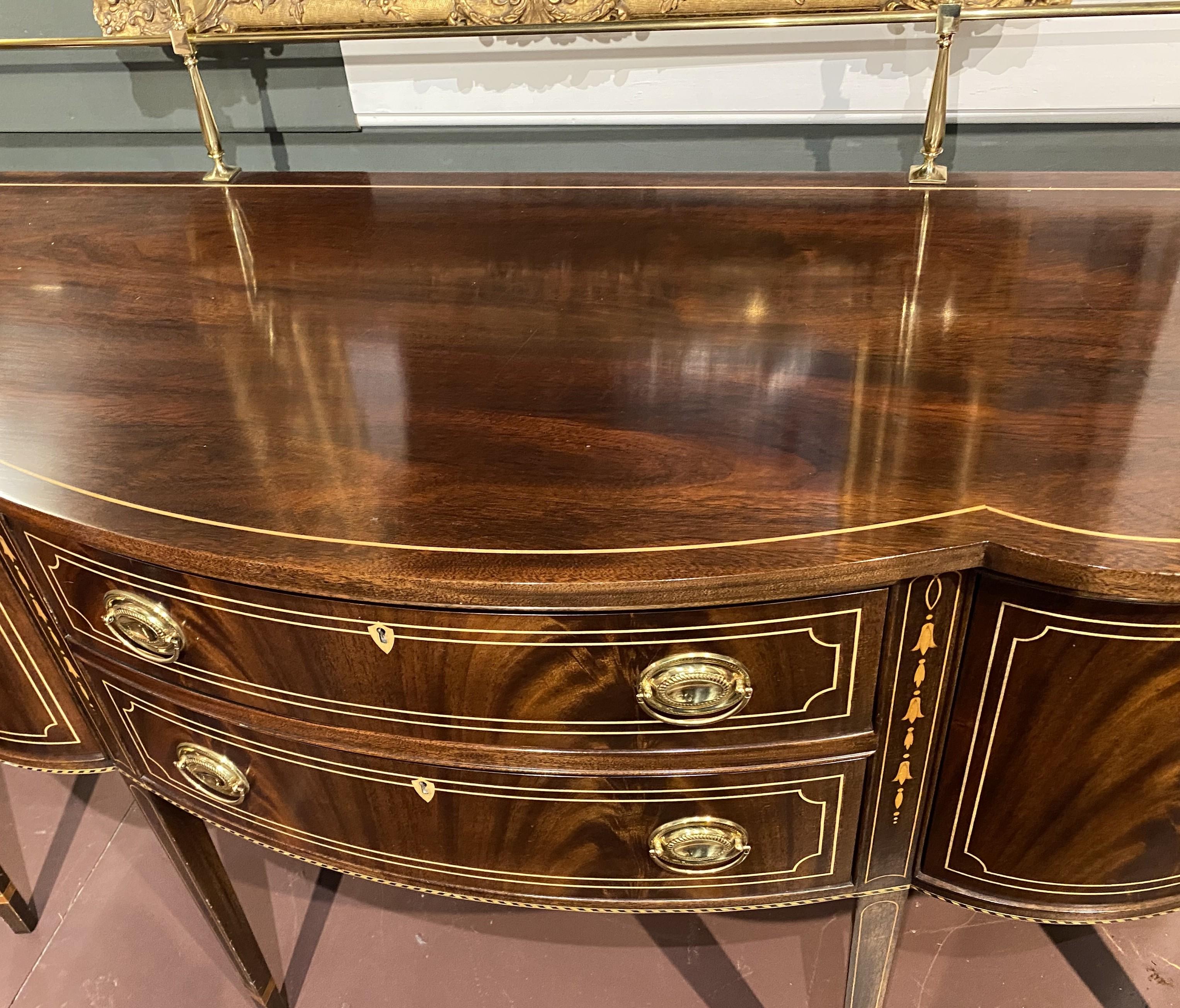 Federale Credenza Stickley in stile Feder in mogano intarsiato con galleria in ottone in vendita