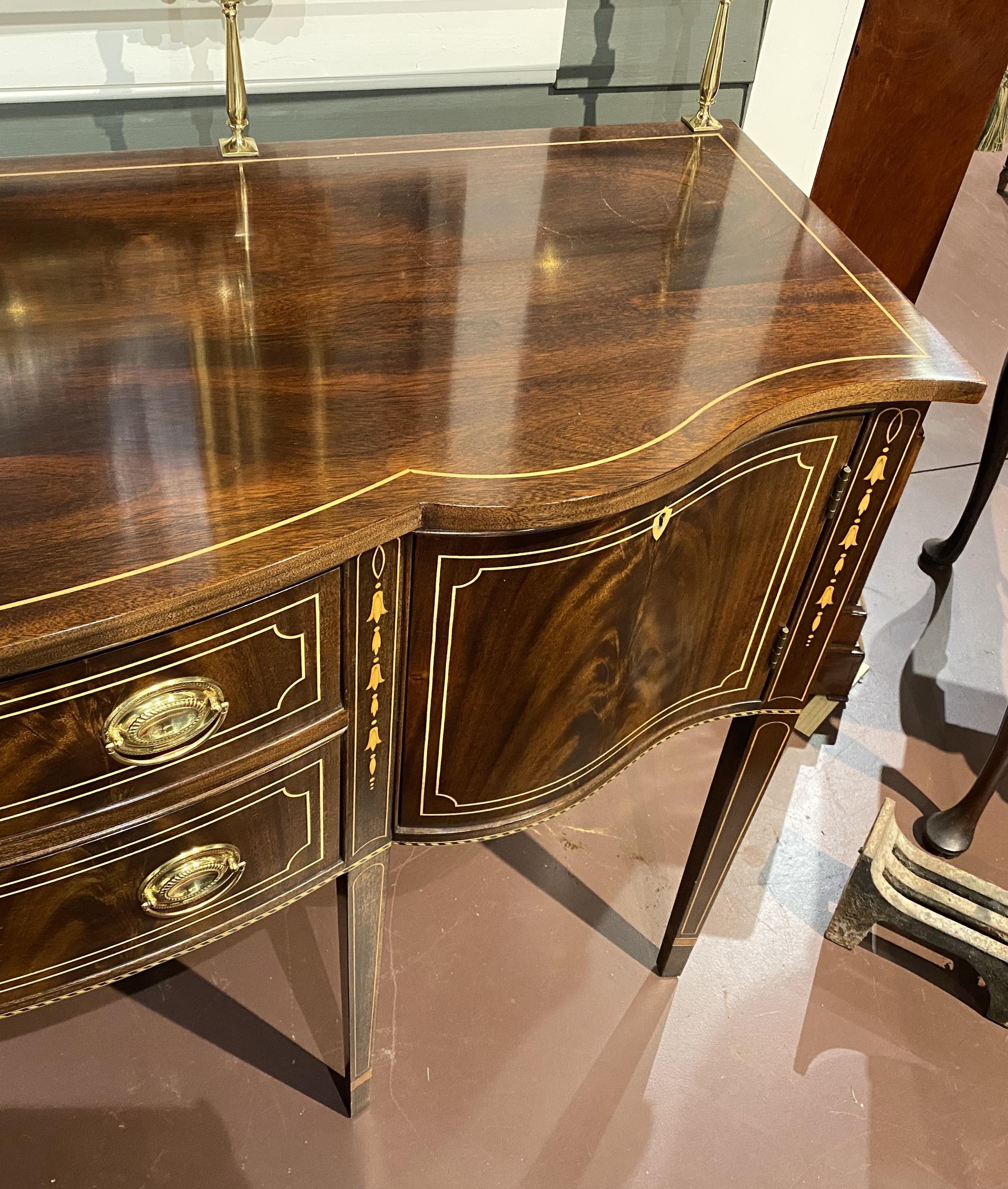 Americano Credenza Stickley in stile Feder in mogano intarsiato con galleria in ottone in vendita