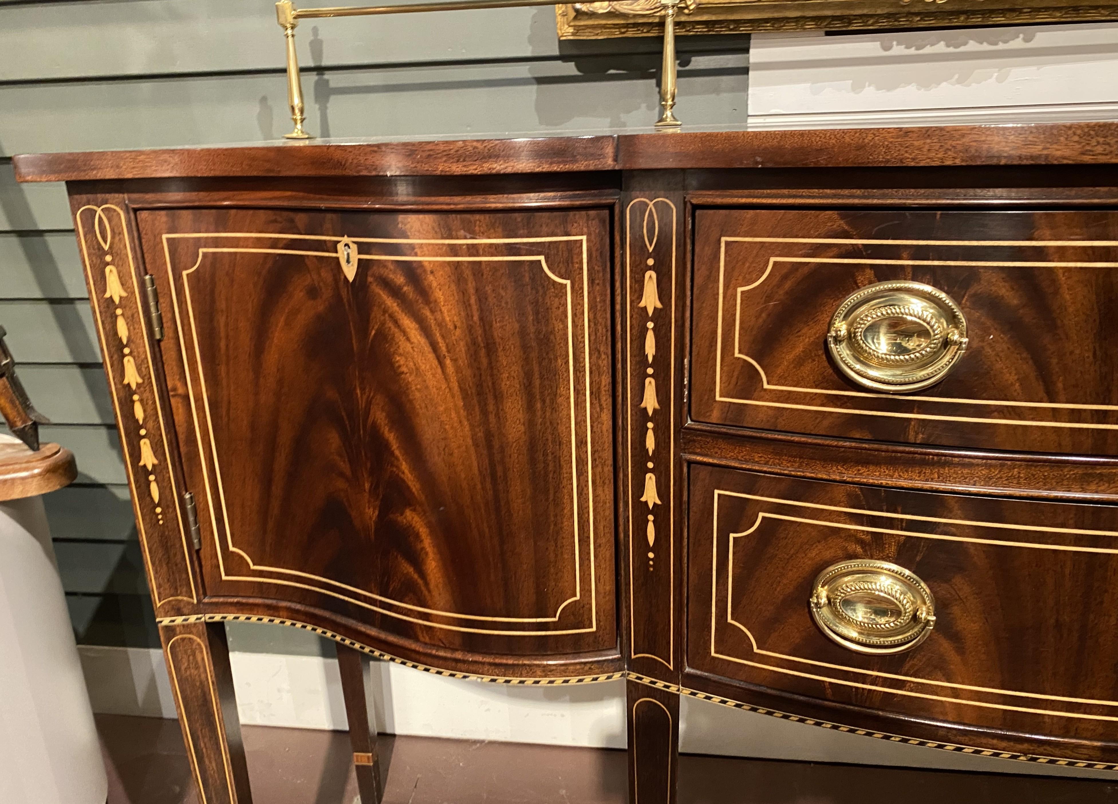 Intagliato a mano Credenza Stickley in stile Feder in mogano intarsiato con galleria in ottone in vendita
