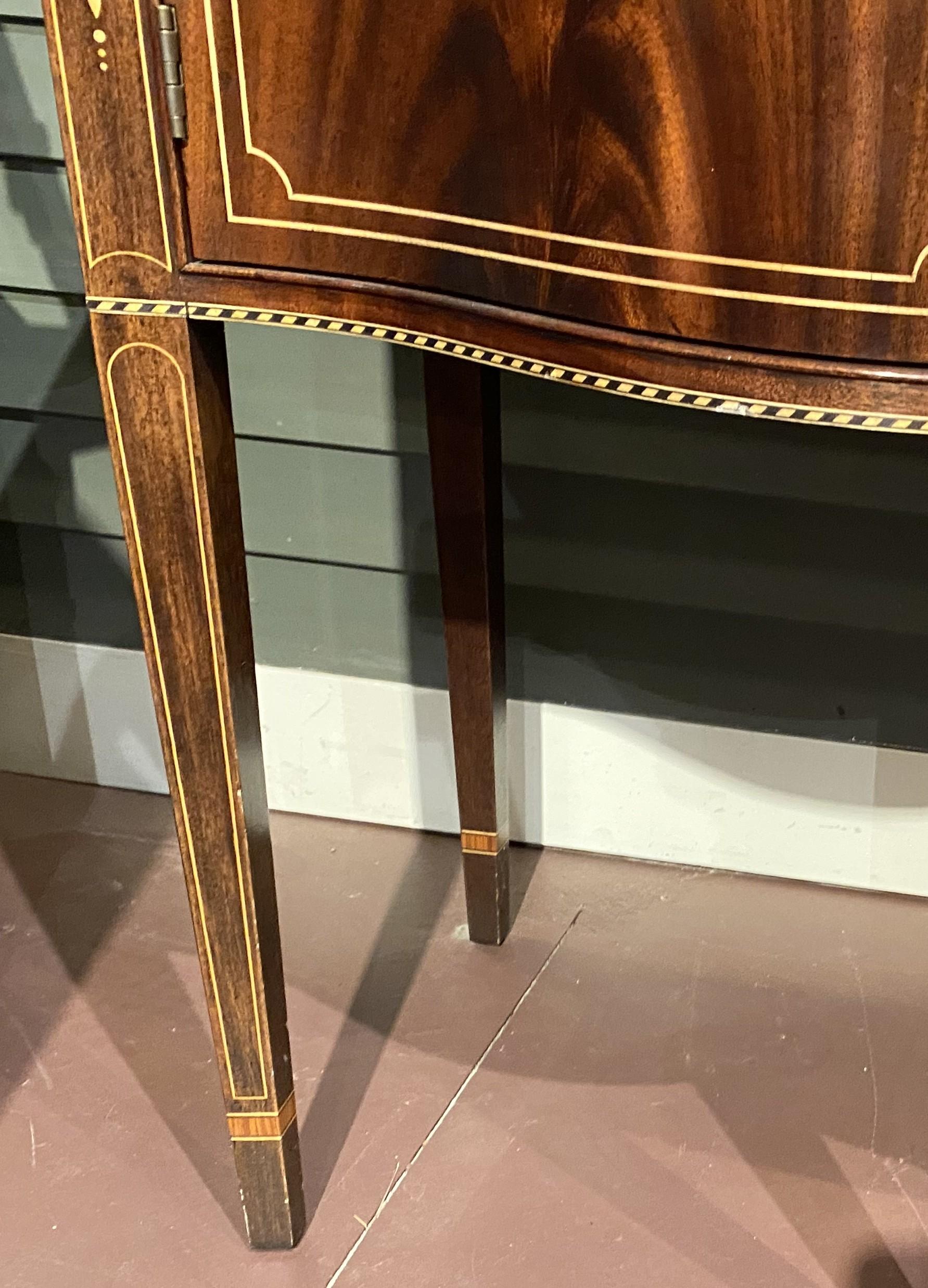 Credenza Stickley in stile Feder in mogano intarsiato con galleria in ottone In condizioni buone in vendita a Milford, NH