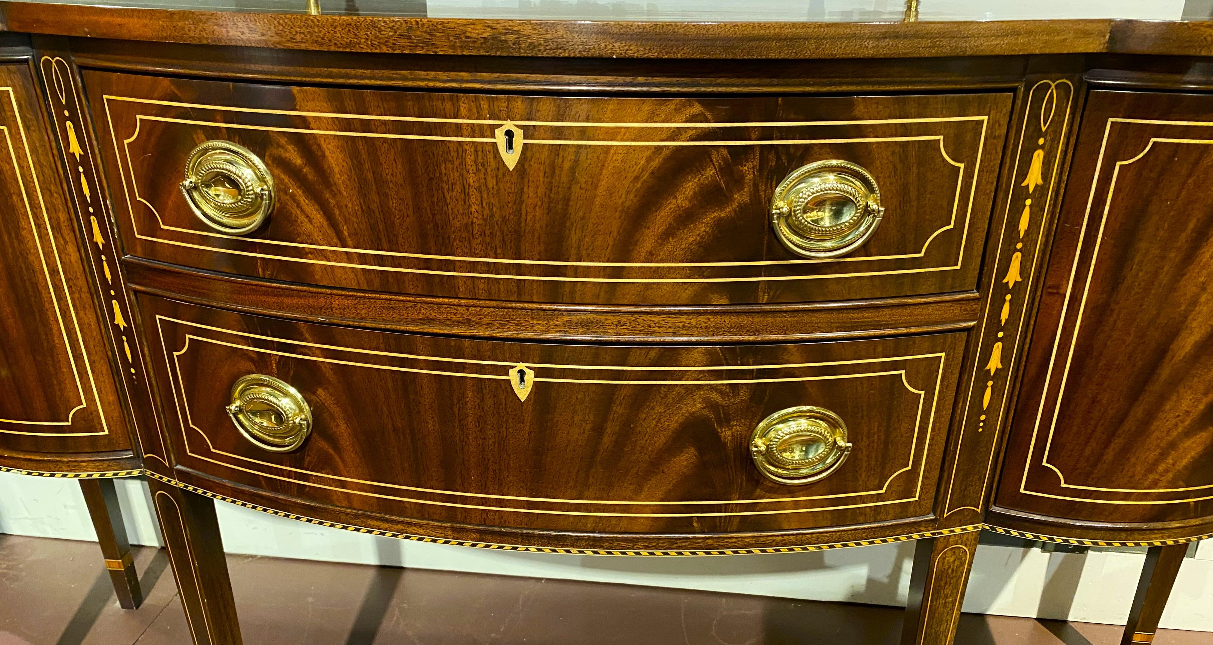 XX secolo Credenza Stickley in stile Feder in mogano intarsiato con galleria in ottone in vendita