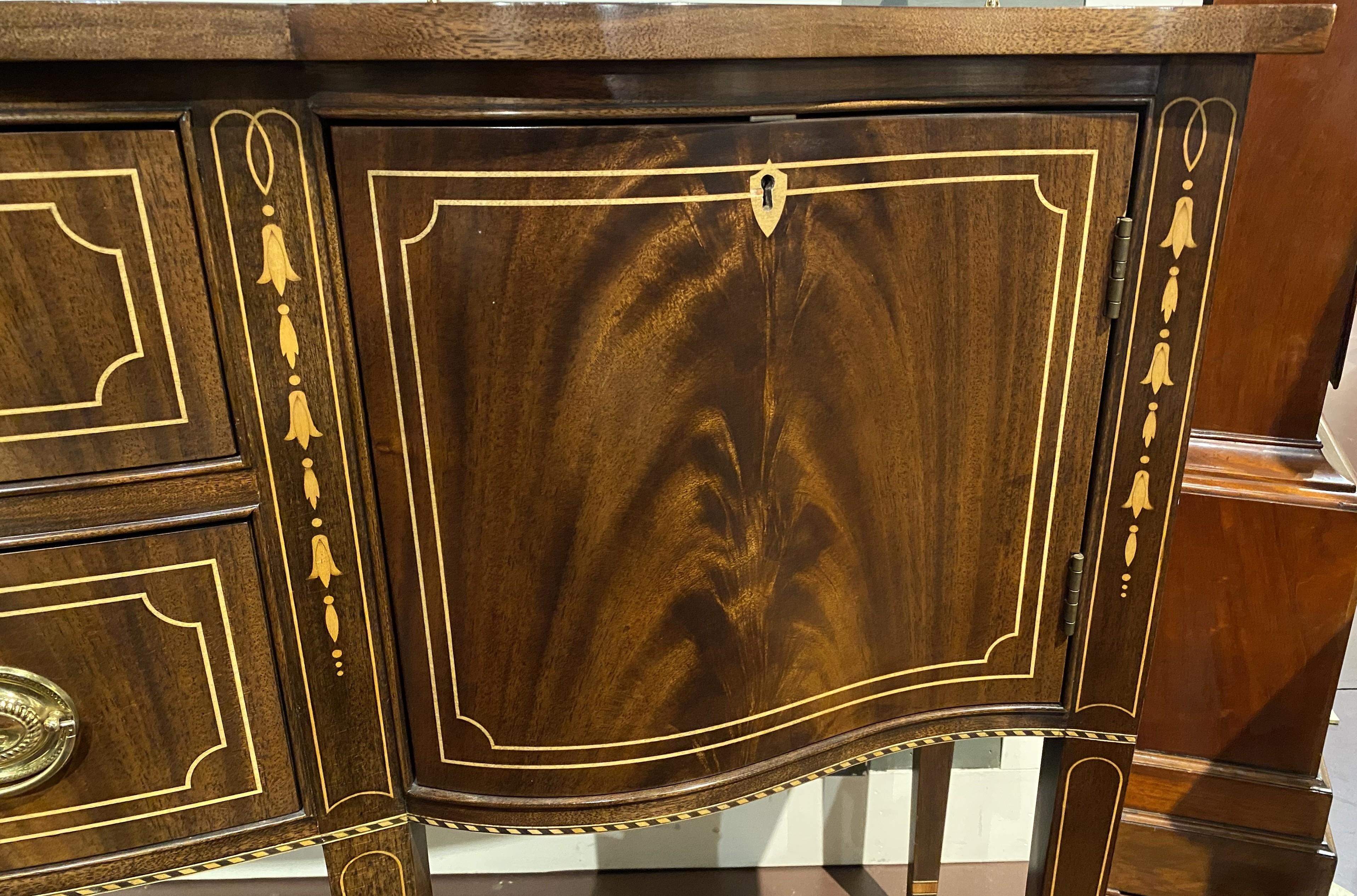 Ottone Credenza Stickley in stile Feder in mogano intarsiato con galleria in ottone in vendita
