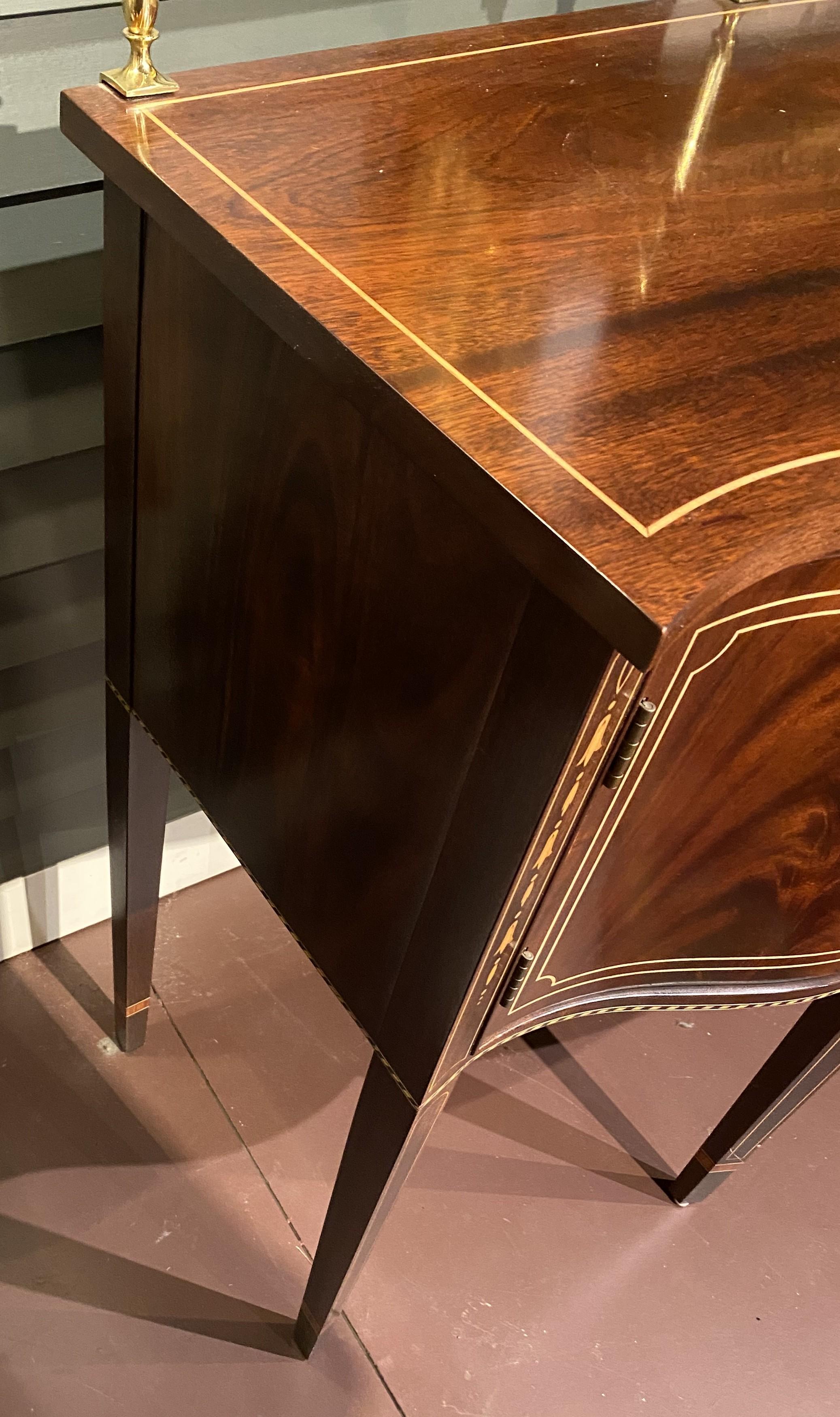 Credenza Stickley in stile Feder in mogano intarsiato con galleria in ottone in vendita 1