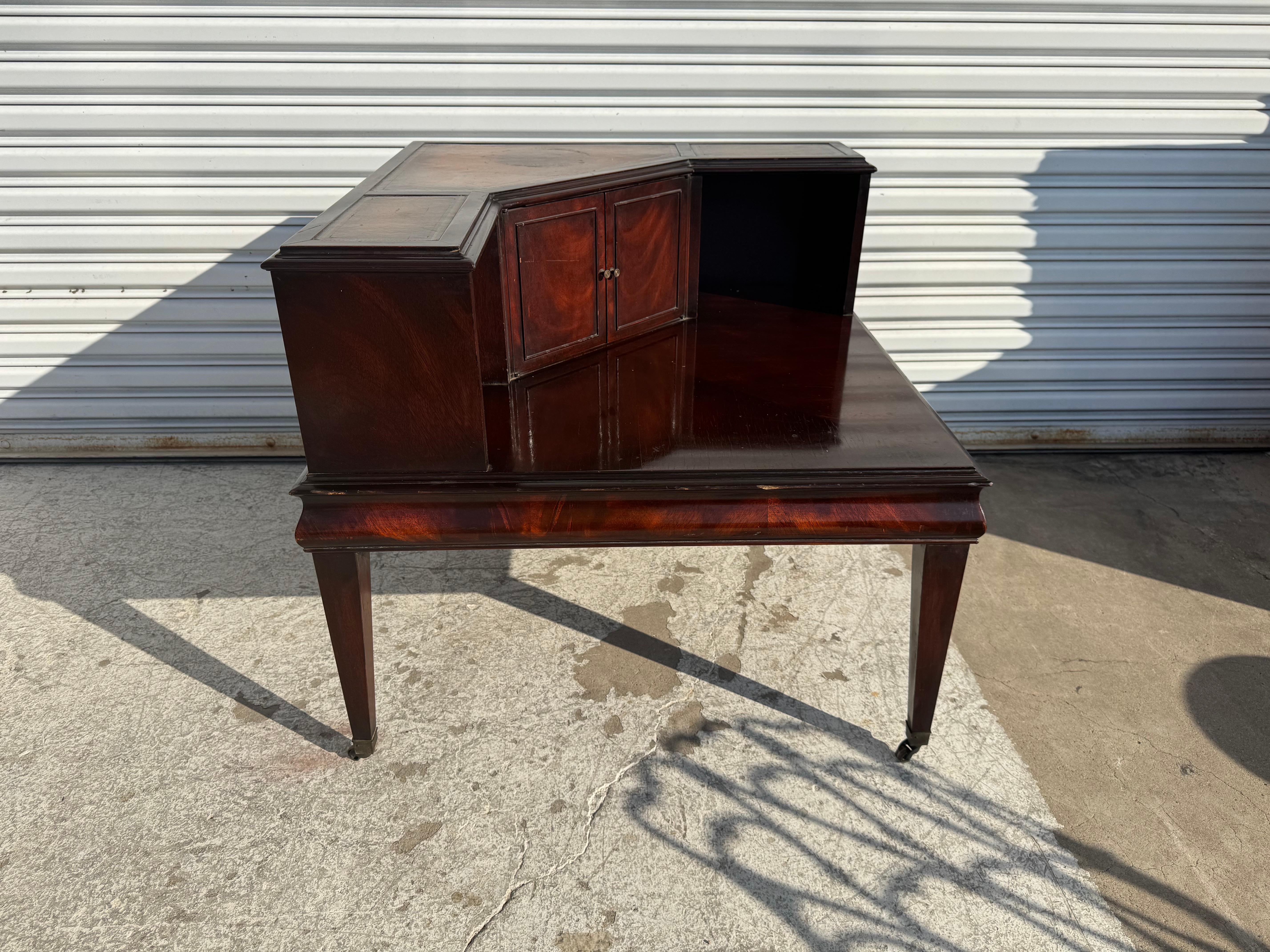 Néo-Régence Stickley Flaming Table d'angle en acajou avec dessus en cuir en vente