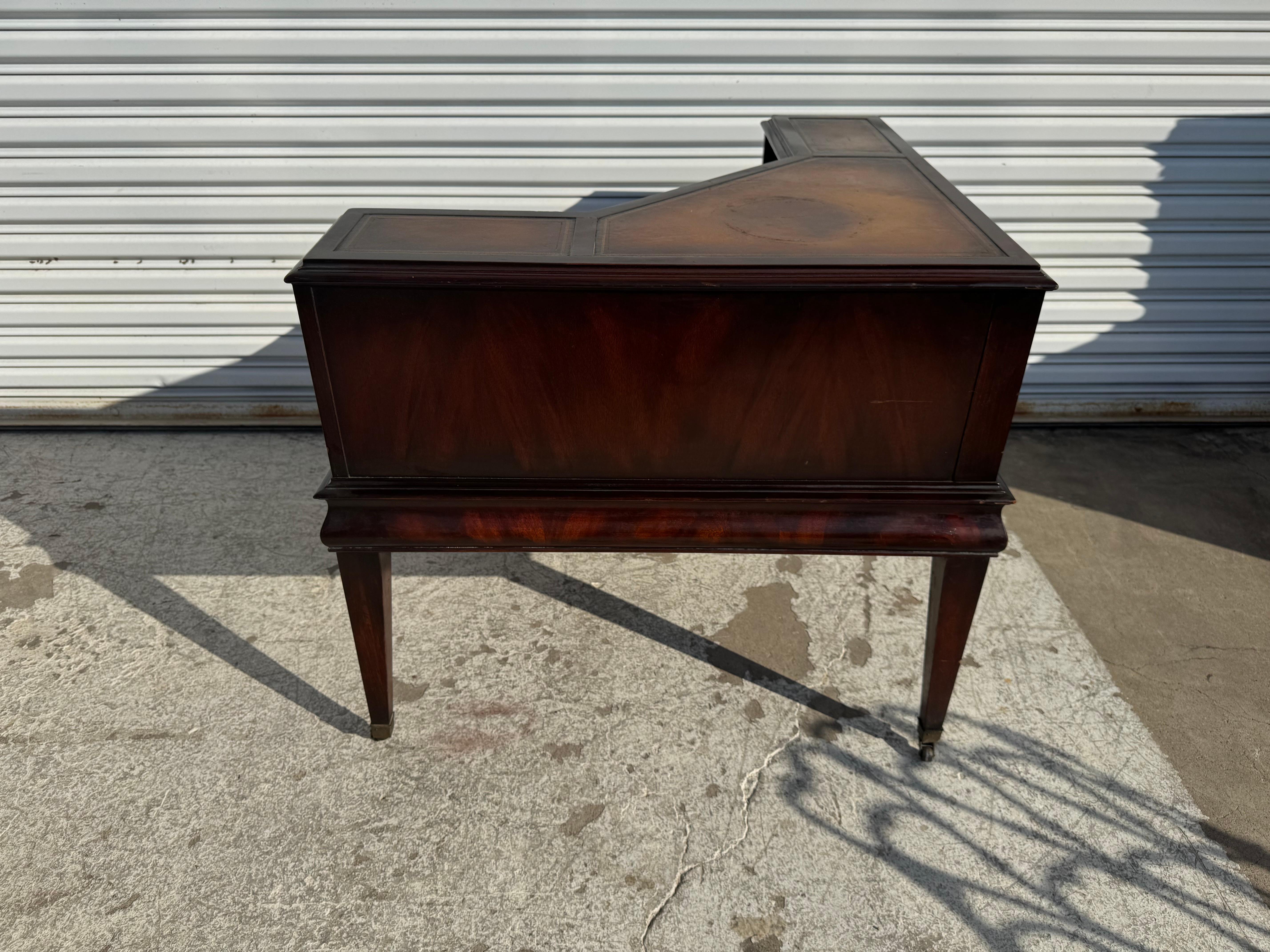 Américain Stickley Flaming Table d'angle en acajou avec dessus en cuir en vente
