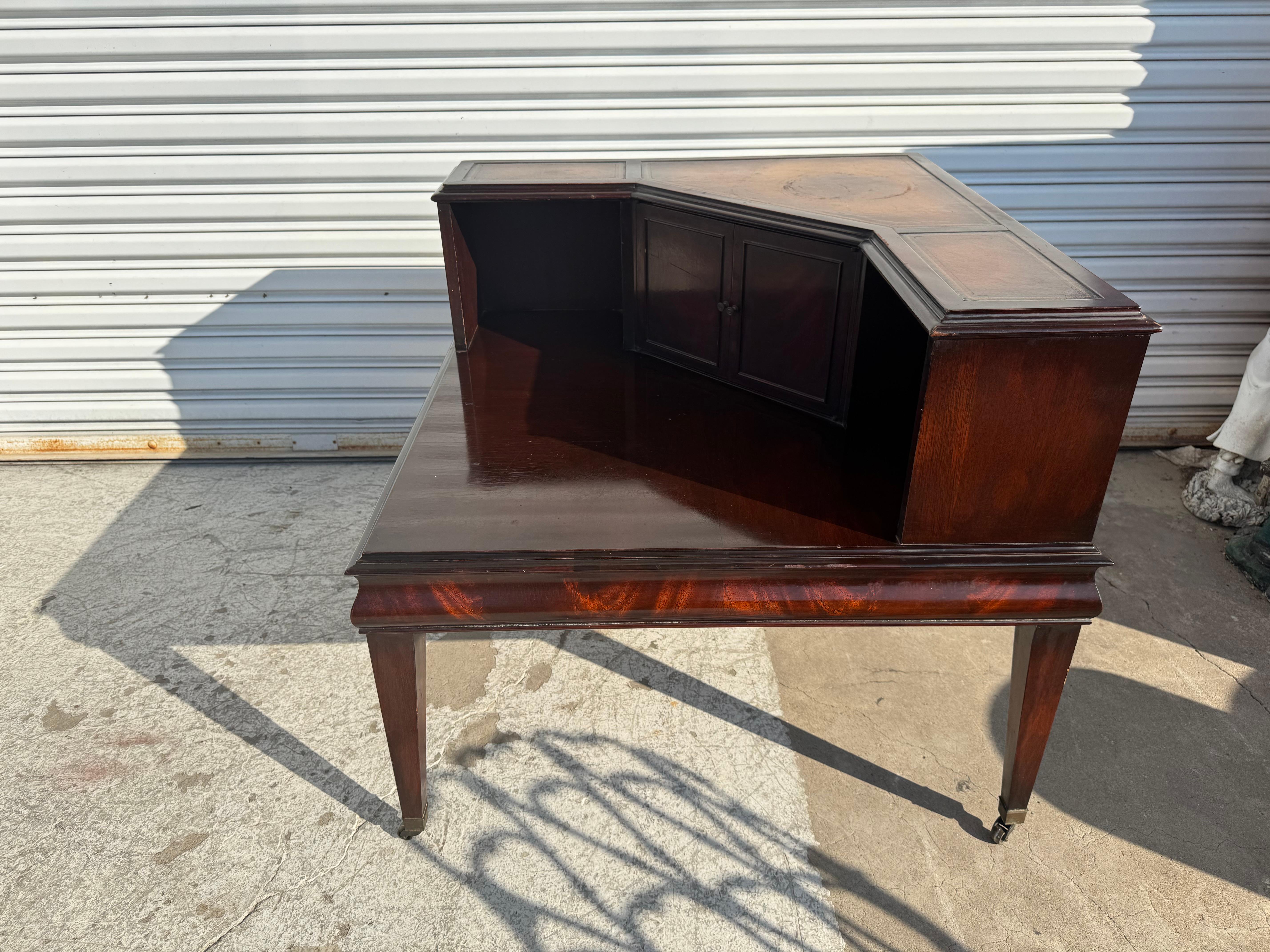 Stickley Flaming Table d'angle en acajou avec dessus en cuir Bon état - En vente à Pasadena, TX