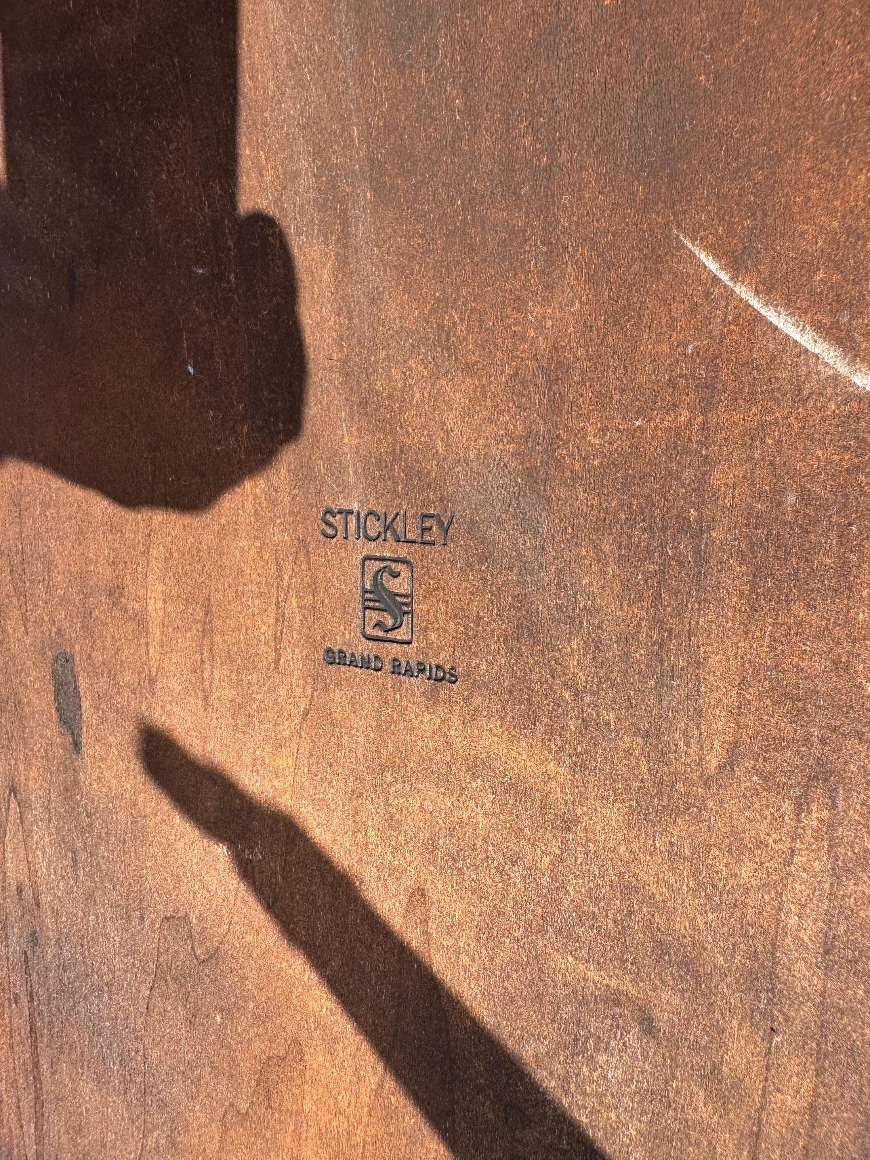 Milieu du XXe siècle Stickley Flaming Table d'angle en acajou avec dessus en cuir en vente