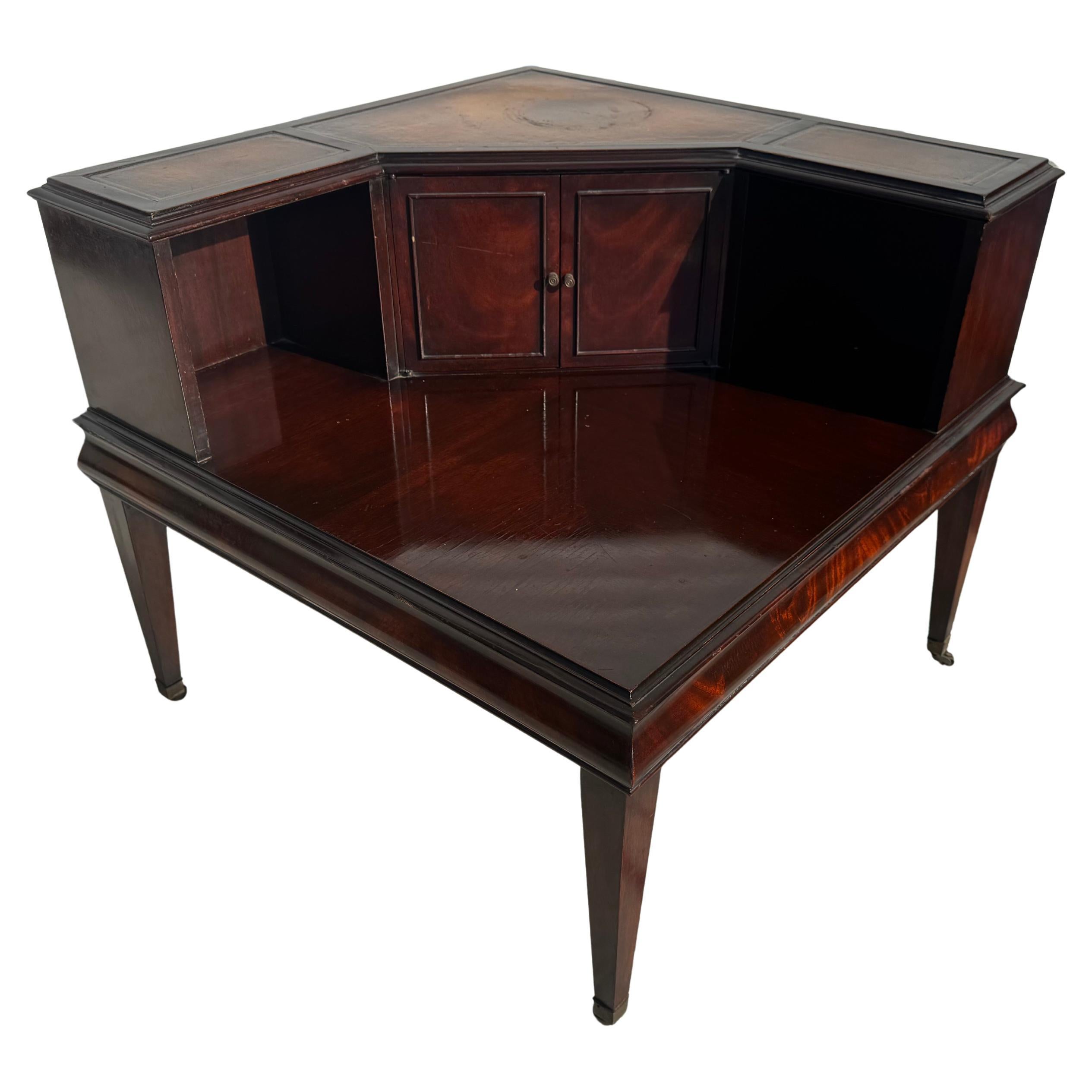 Stickley Flaming Table d'angle en acajou avec dessus en cuir en vente