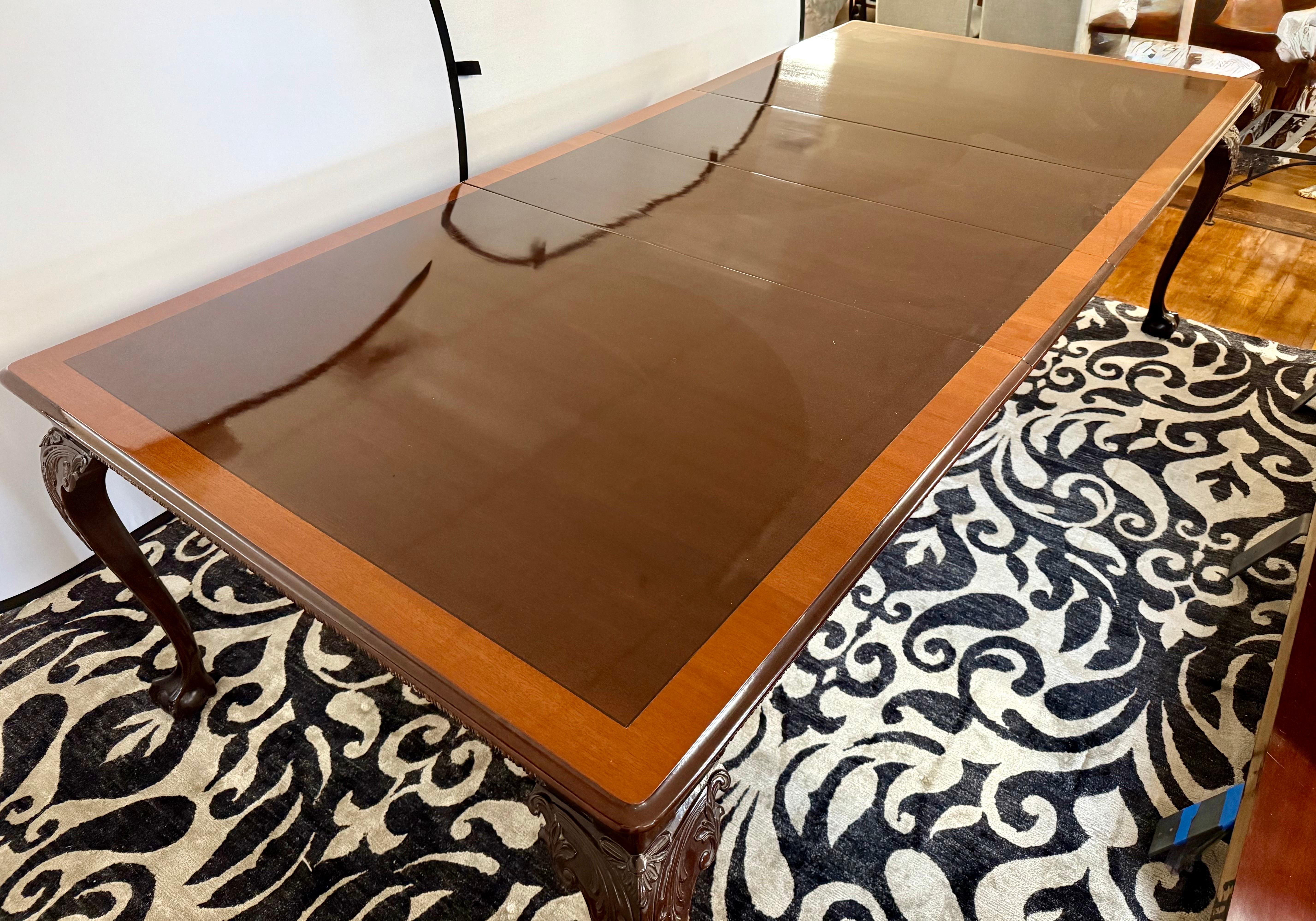 Table et 8 chaises de salle à manger en acajou sculpté de Stickley Furniture Nine-Piece Dining Room Set en vente 12