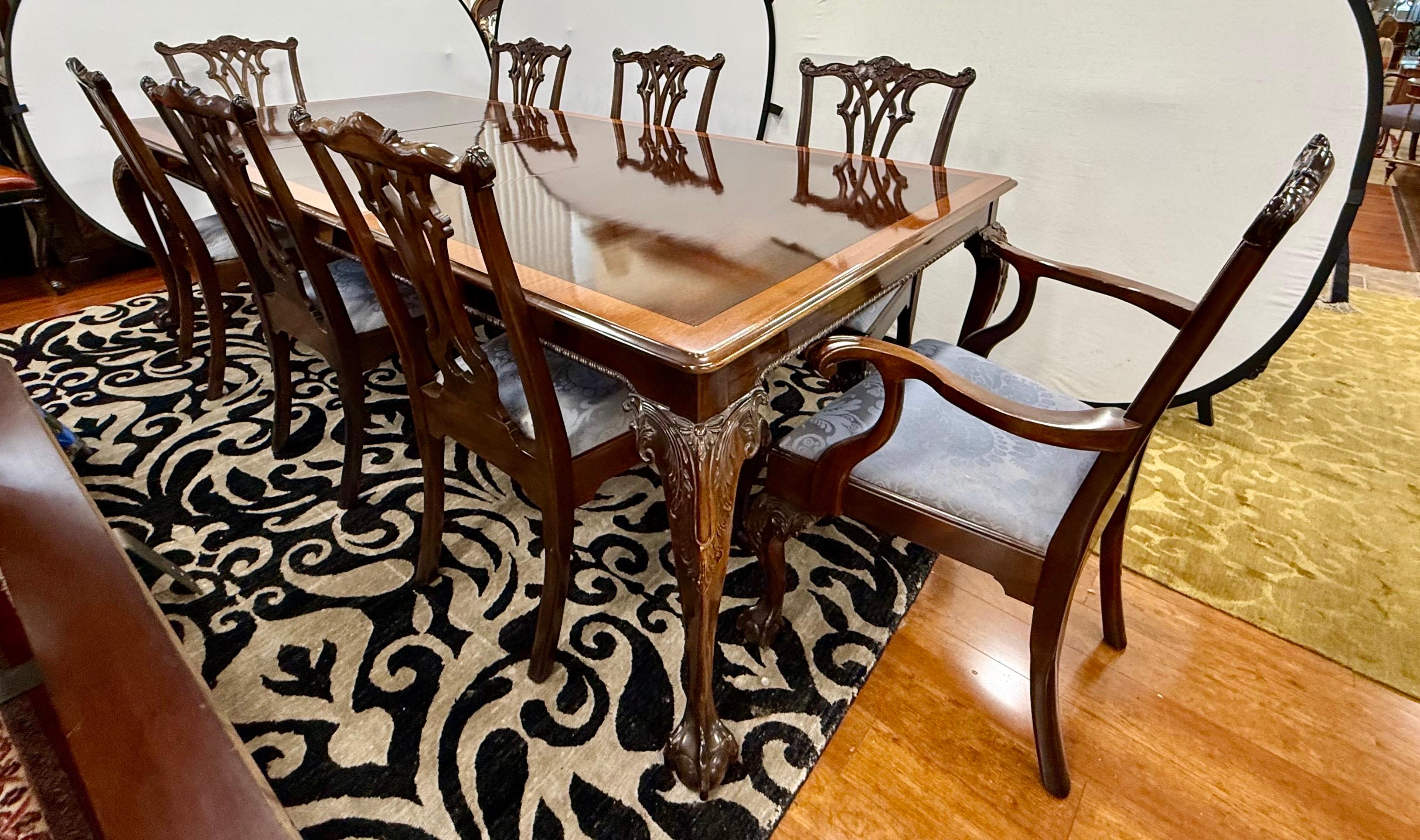 Magnifique ensemble de salle à manger Stickley en acajou sculpté, comprenant une vaste table rectangulaire dotée d'un plateau en acajou lustré et poli à la main, soutenu par des pieds cabriole sculptés de manière complexe et se terminant par des