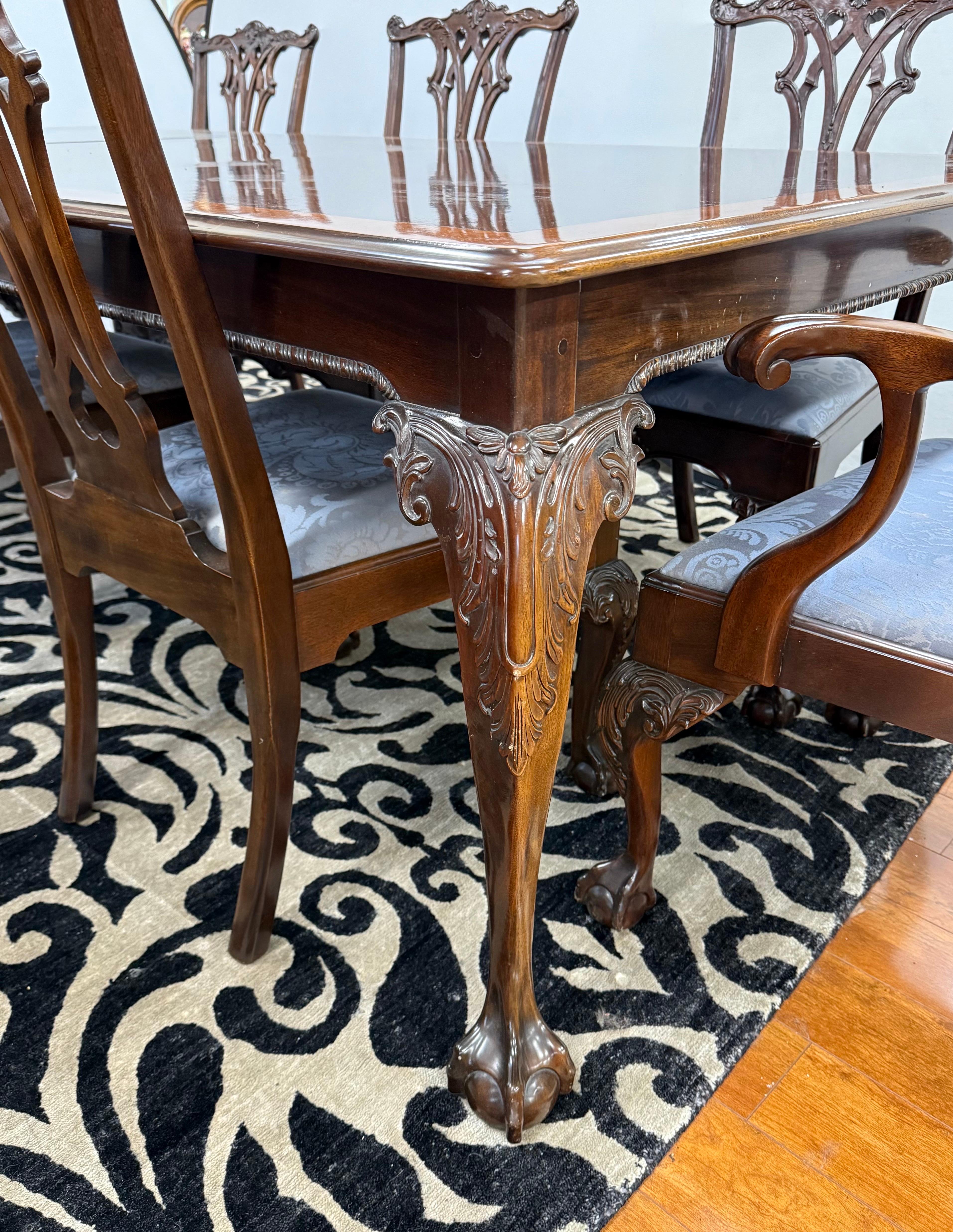 Table et 8 chaises de salle à manger en acajou sculpté de Stickley Furniture Nine-Piece Dining Room Set Bon état - En vente à West Hartford, CT