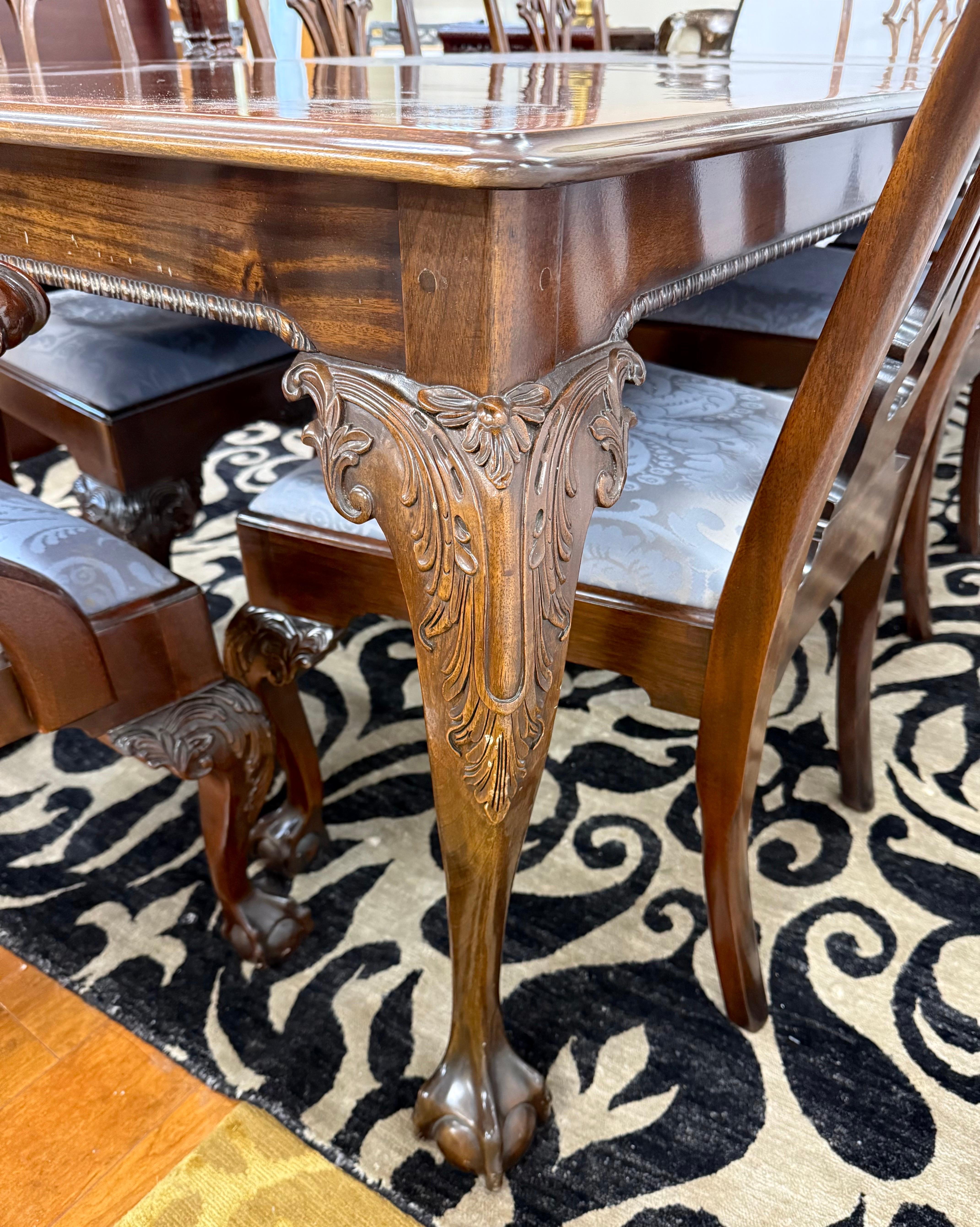 Tissu Table et 8 chaises de salle à manger en acajou sculpté de Stickley Furniture Nine-Piece Dining Room Set en vente