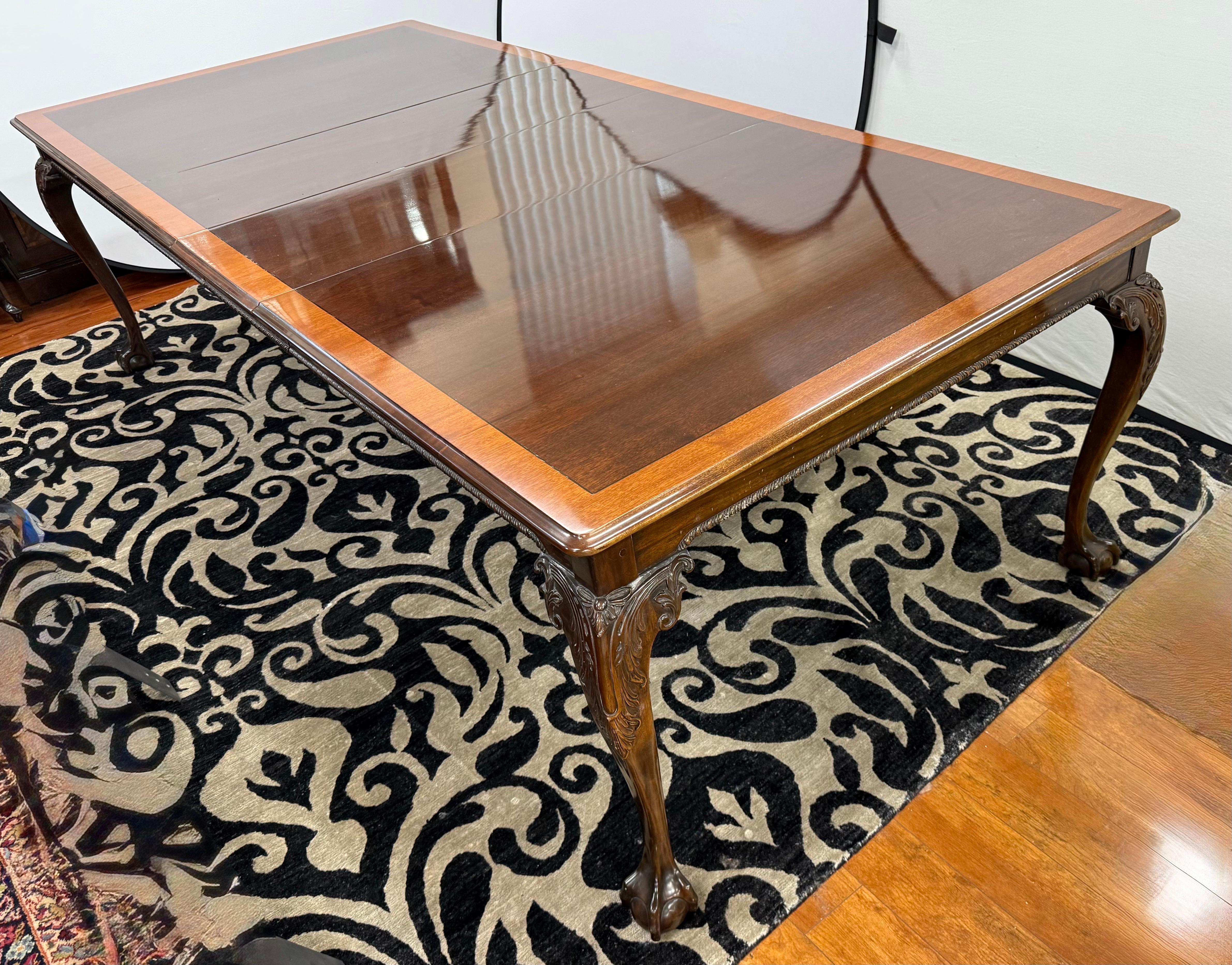Table et 8 chaises de salle à manger en acajou sculpté de Stickley Furniture Nine-Piece Dining Room Set en vente 1