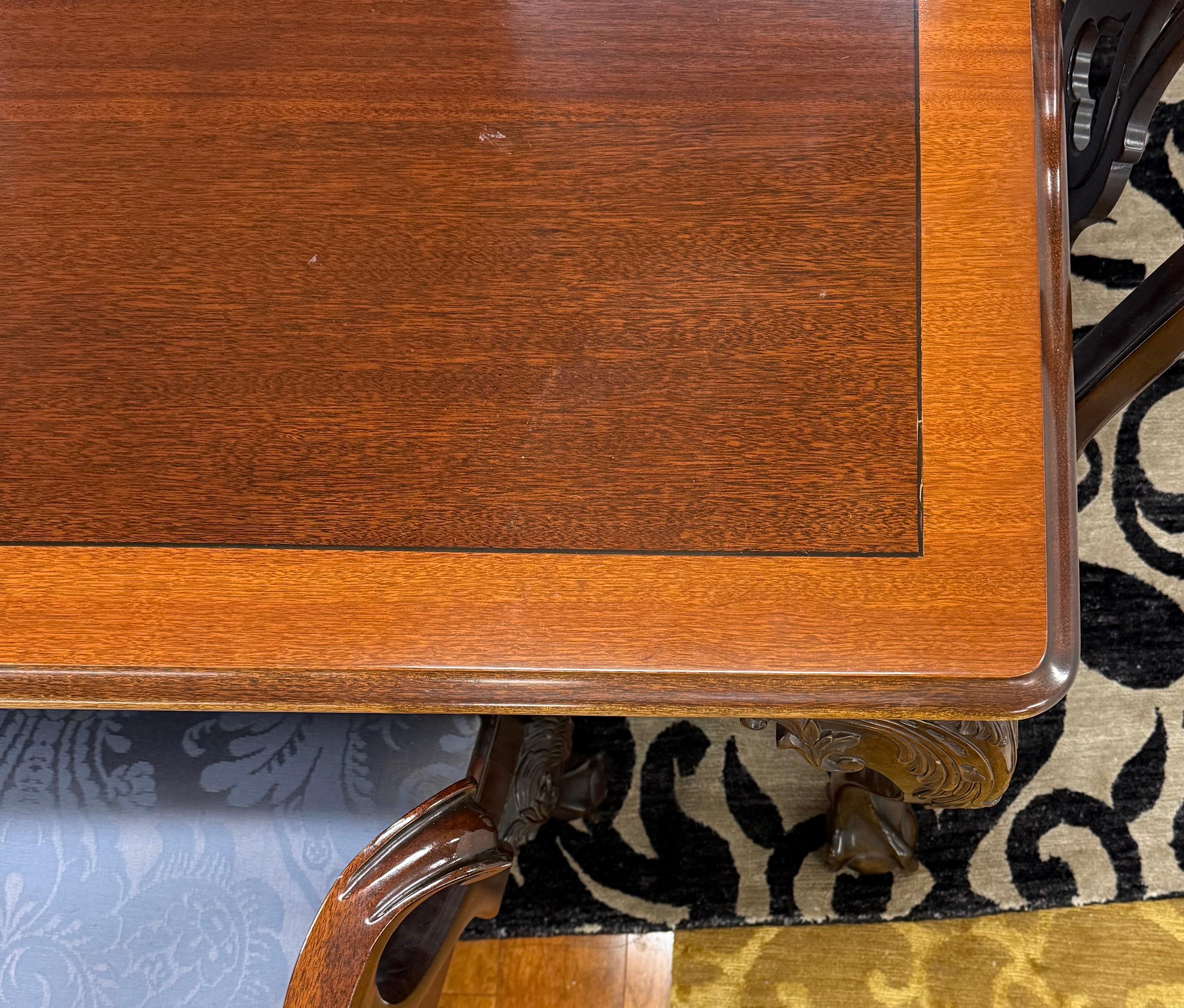 Table et 8 chaises de salle à manger en acajou sculpté de Stickley Furniture Nine-Piece Dining Room Set en vente 2