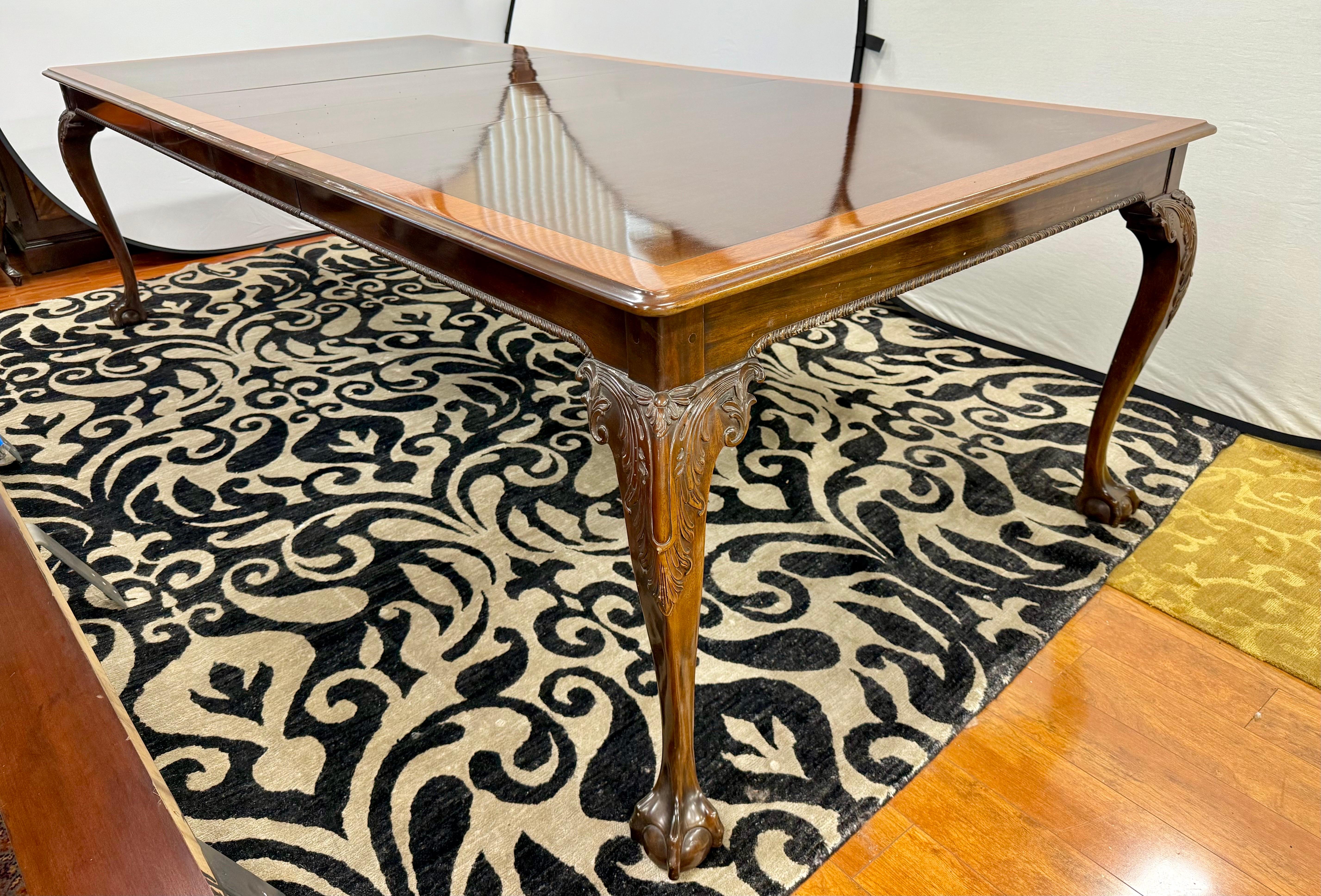 Table et 8 chaises de salle à manger en acajou sculpté de Stickley Furniture Nine-Piece Dining Room Set en vente 3