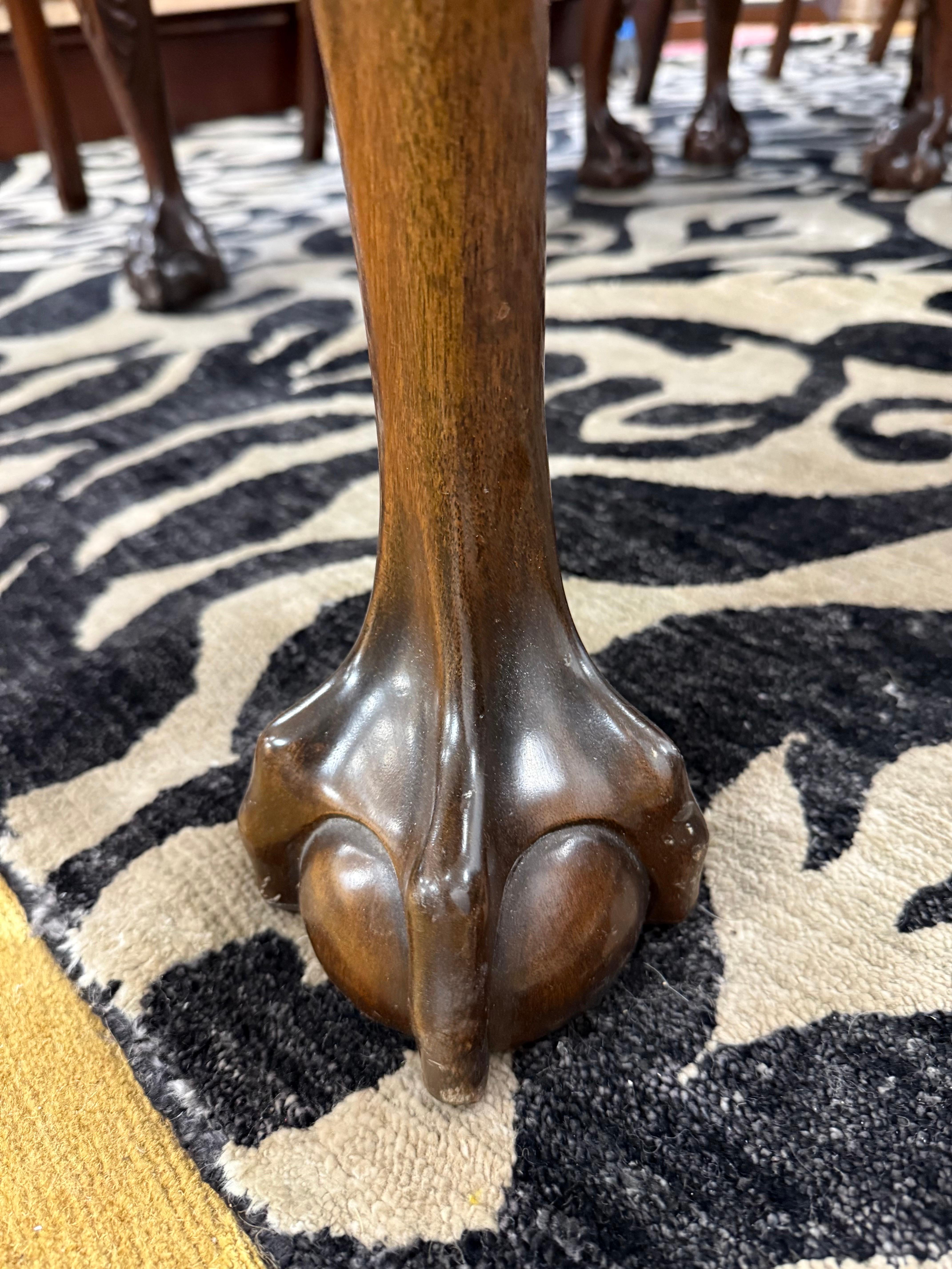 Table et 8 chaises de salle à manger en acajou sculpté de Stickley Furniture Nine-Piece Dining Room Set en vente 4