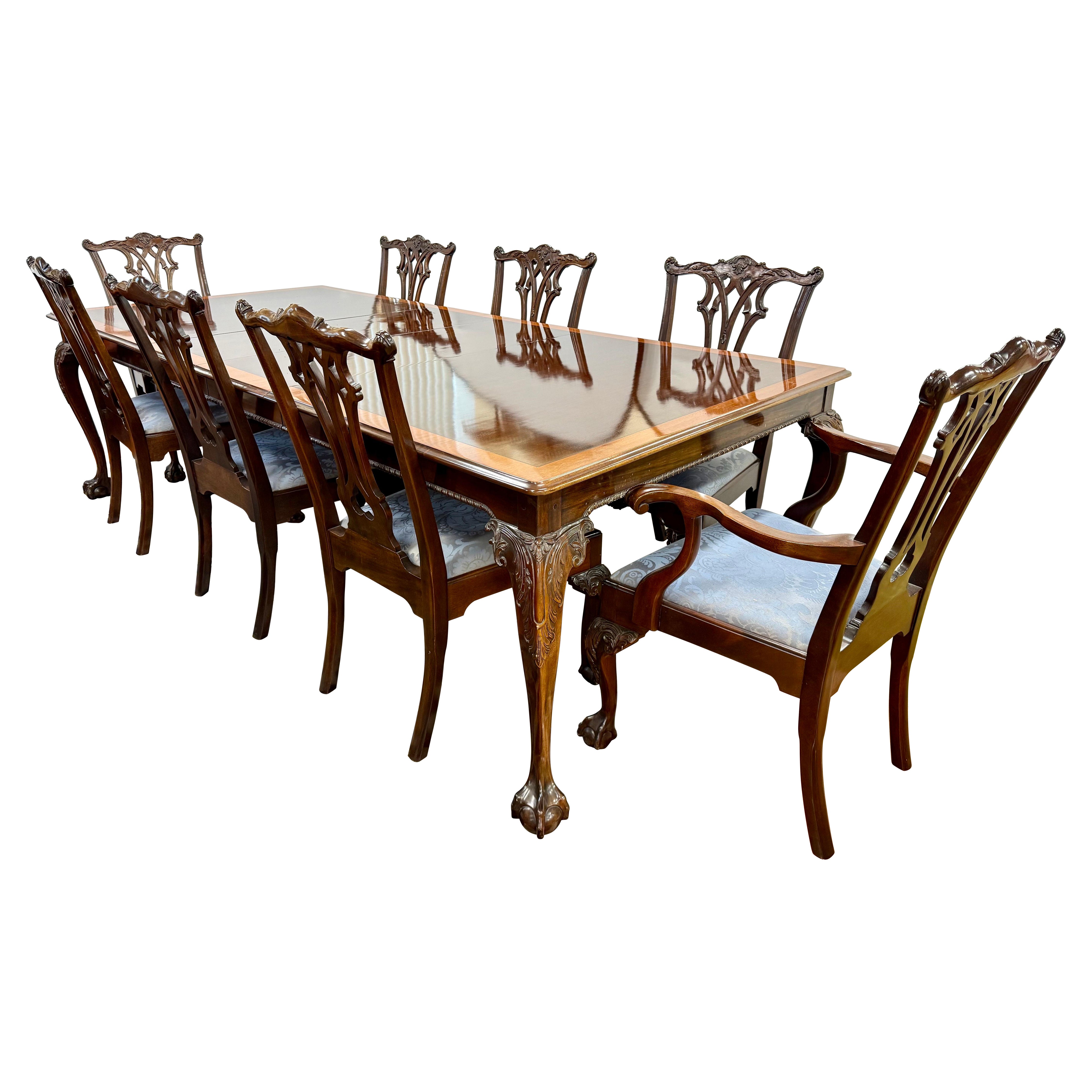Table et 8 chaises de salle à manger en acajou sculpté de Stickley Furniture Nine-Piece Dining Room Set en vente