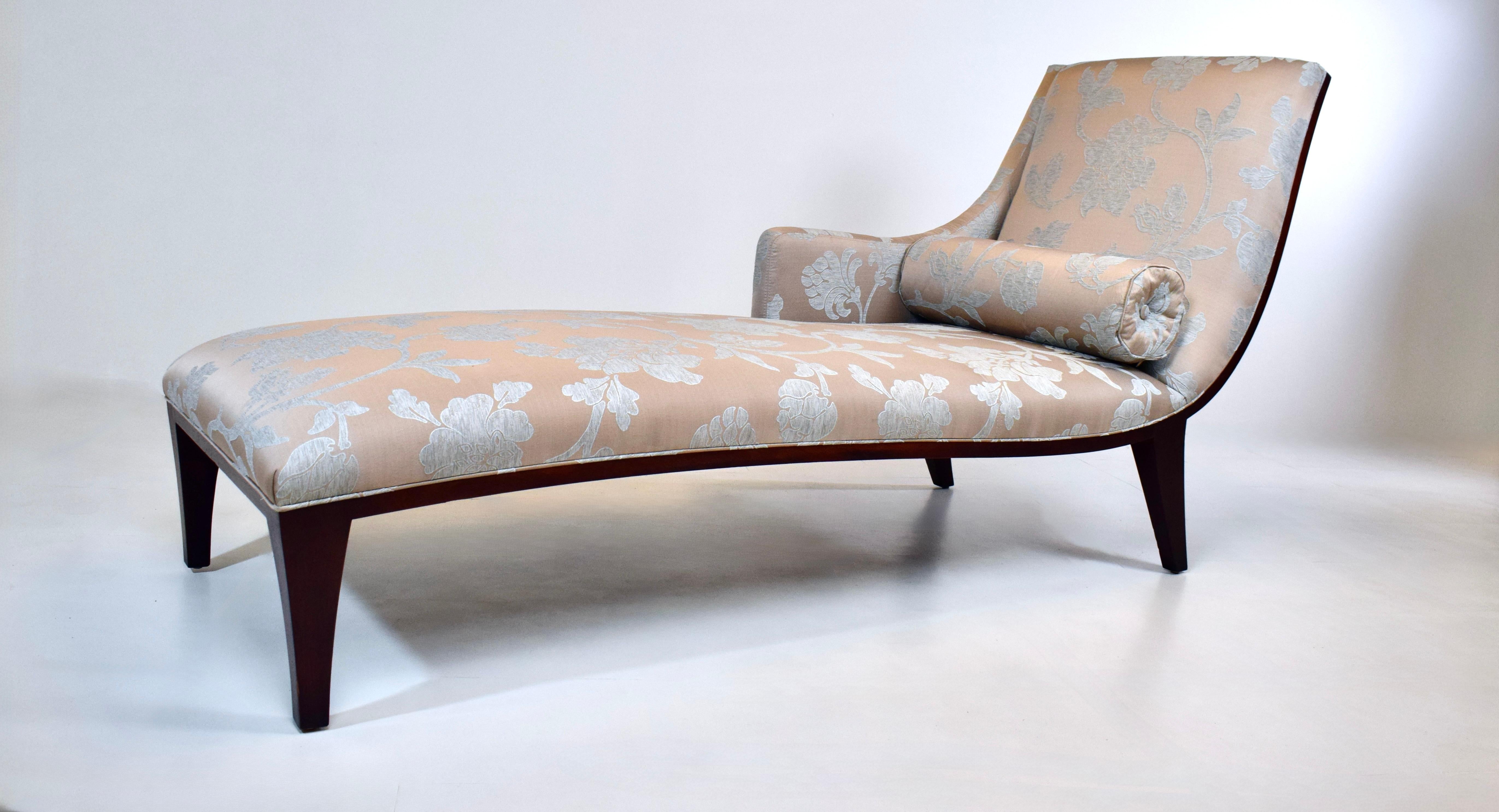 Elegante chaise lounge o sofá Recamier de Stickley Furniture en opciones de ala izquierda o derecha. De proporciones generosas y esbeltas, de estilo neoclásico con cojín almohadillado. Asiento: 16,5