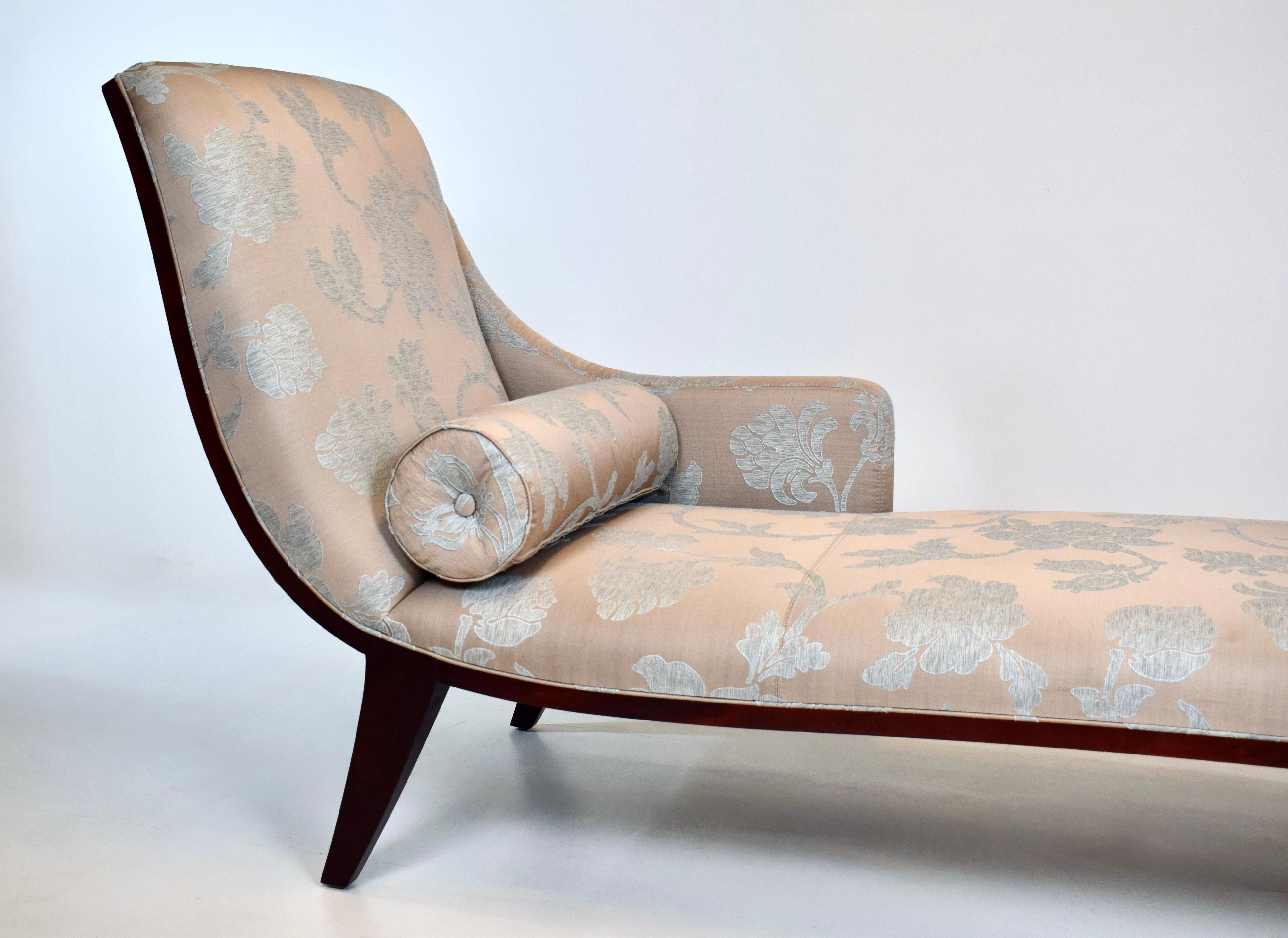 Elegante chaise lounge o sofá Recamier de Stickley Furniture en opciones de ala izquierda o derecha. De proporciones generosas y esbeltas, de estilo neoclásico con cojín almohadillado. Asiento: 16,5