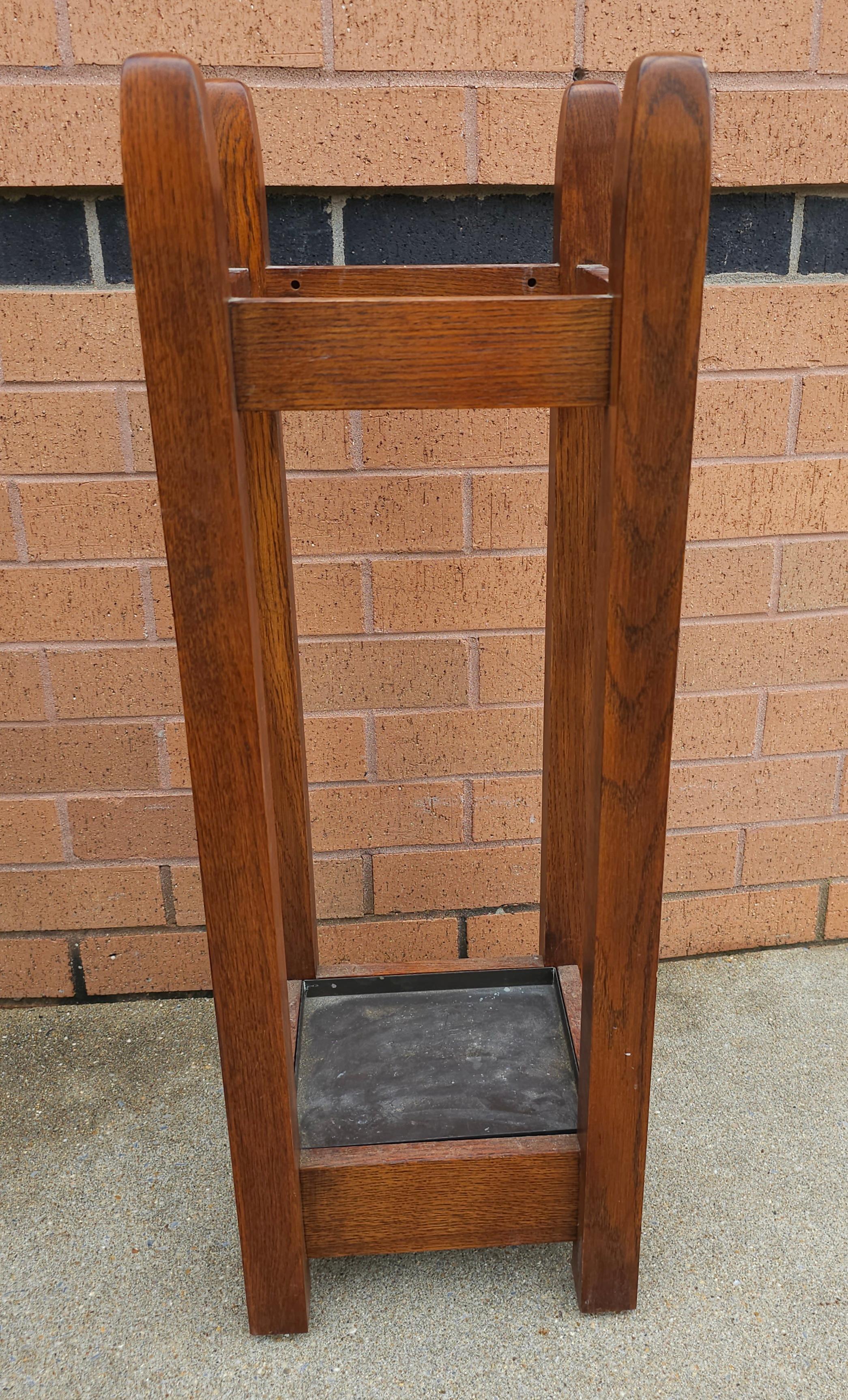 Stickley Furniture Oak Umbrella Stand In Excellent Condition For Sale In Germantown, MD