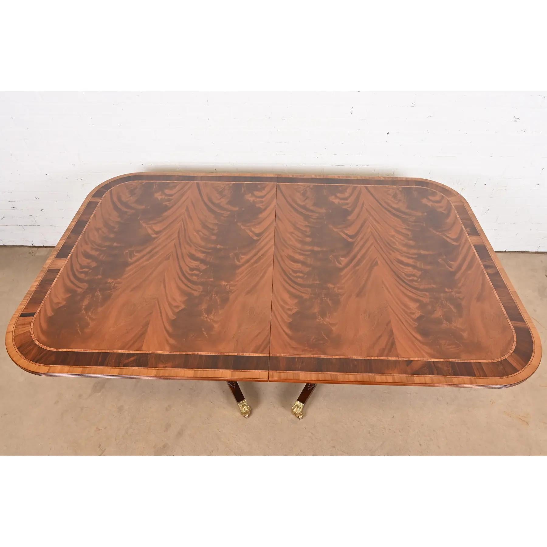 Table de salle à manger géorgienne Stickley en acajou flammé à bandes, nouvellement revernie en vente 3