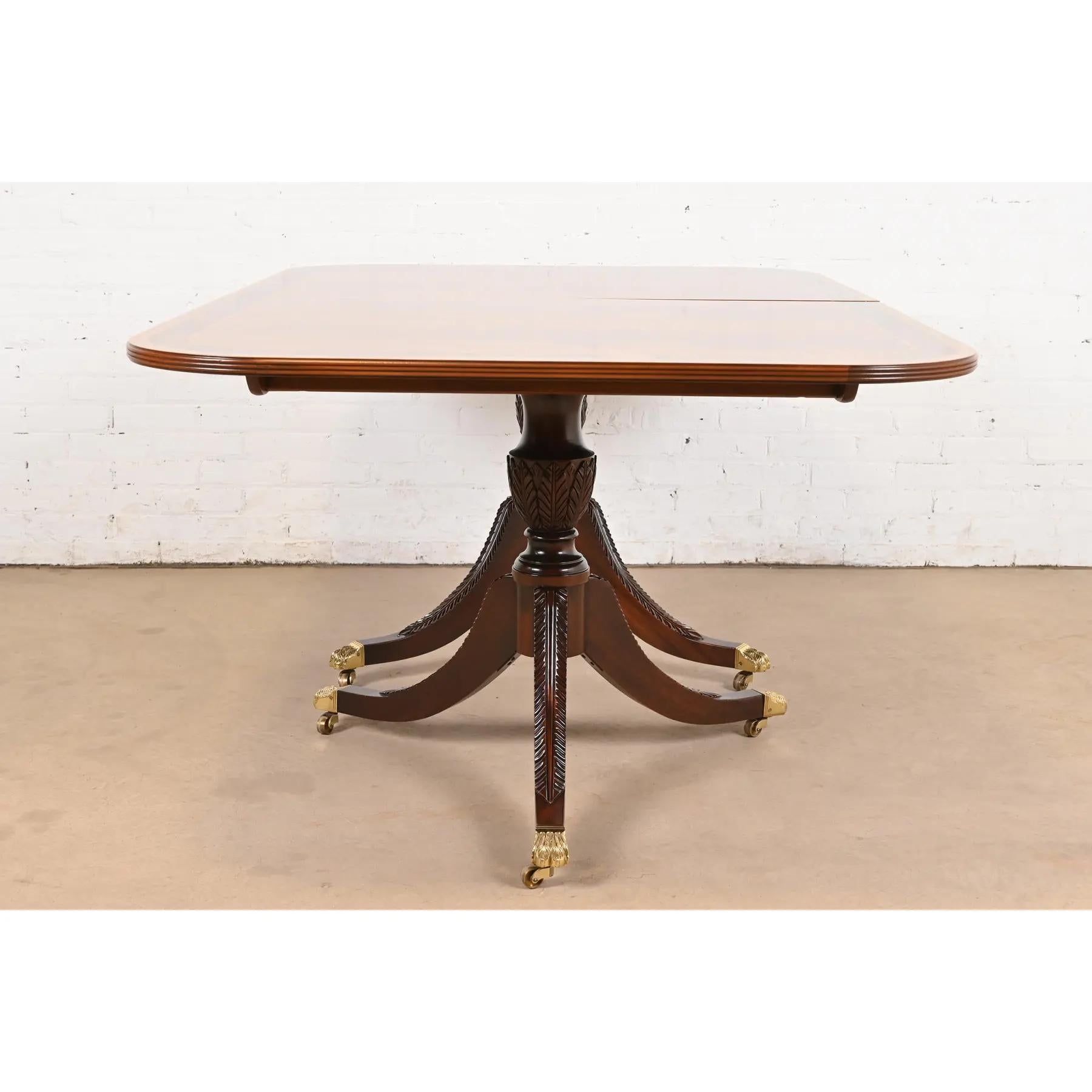 Table de salle à manger géorgienne Stickley en acajou flammé à bandes, nouvellement revernie en vente 4