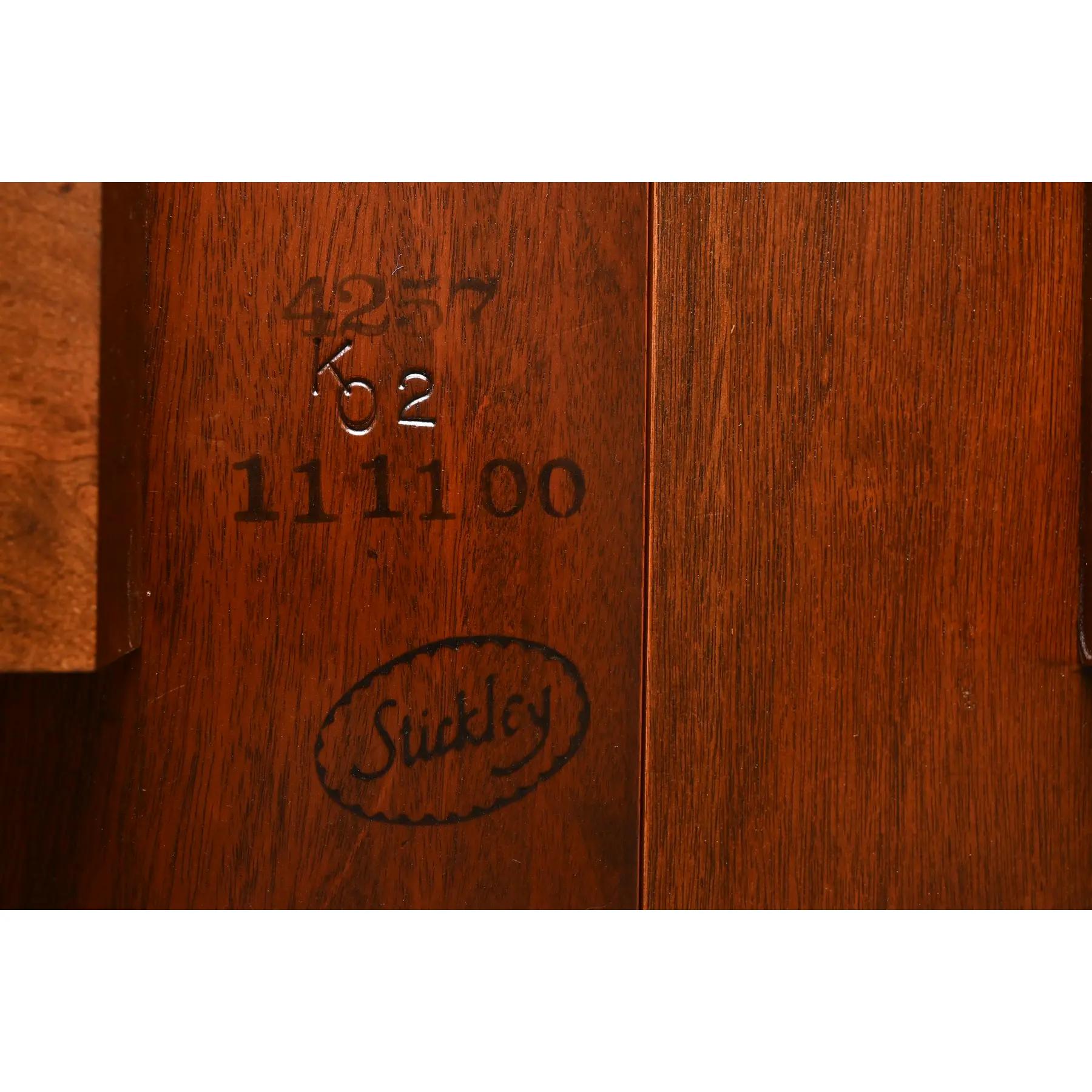 Table de salle à manger géorgienne Stickley en acajou flammé à bandes, nouvellement revernie en vente 5