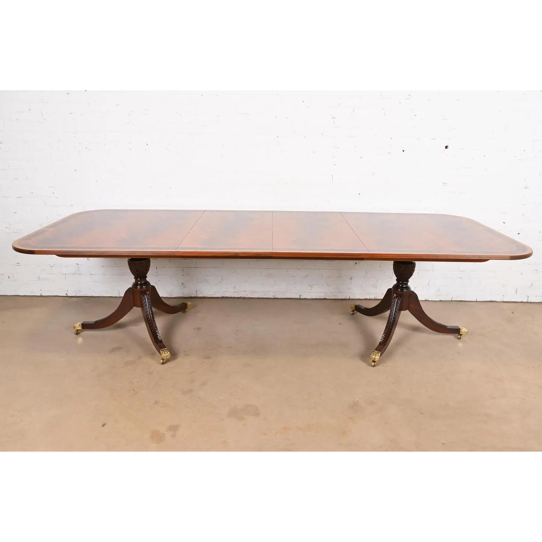 Georgien Table de salle à manger géorgienne Stickley en acajou flammé à bandes, nouvellement revernie en vente