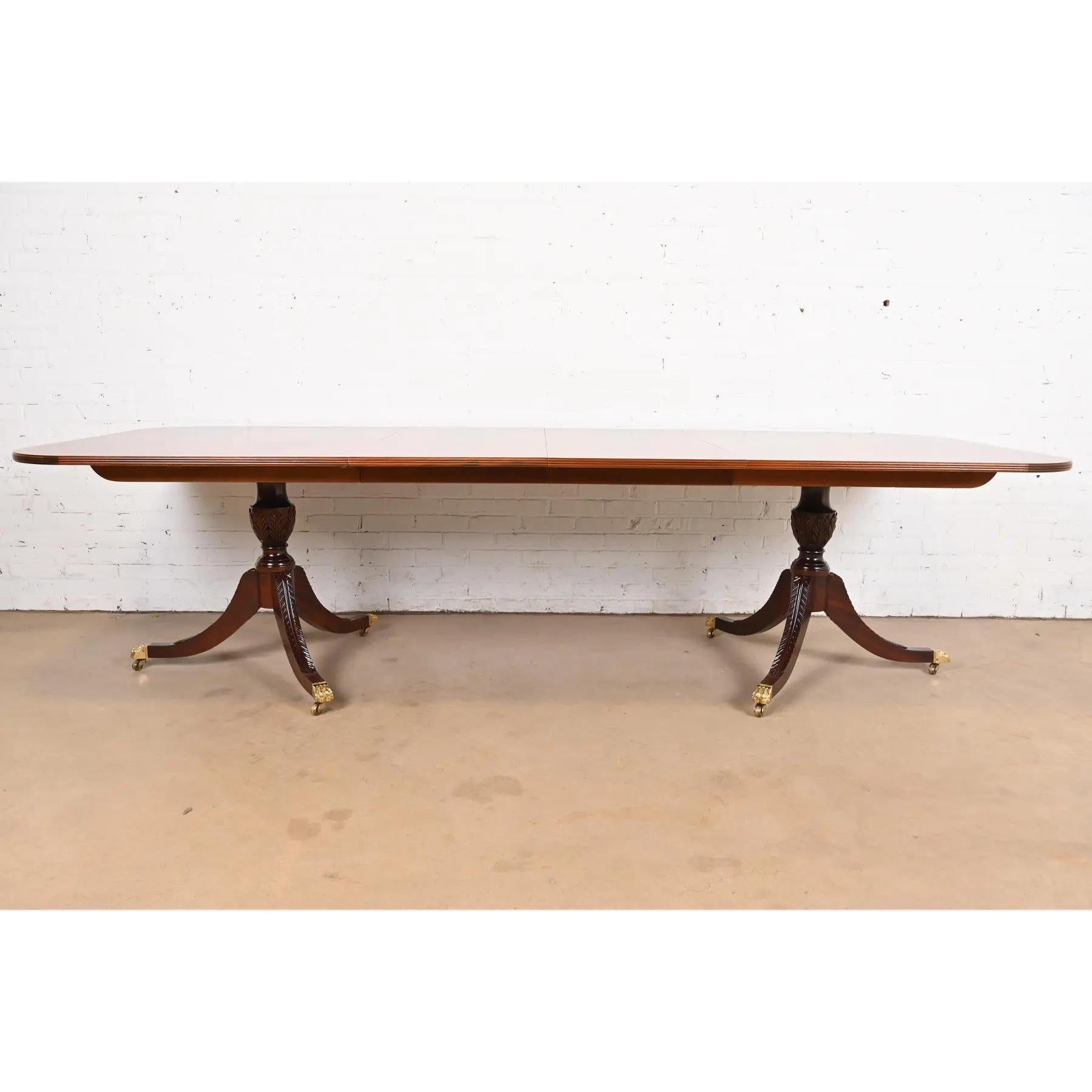 Américain Table de salle à manger géorgienne Stickley en acajou flammé à bandes, nouvellement revernie en vente