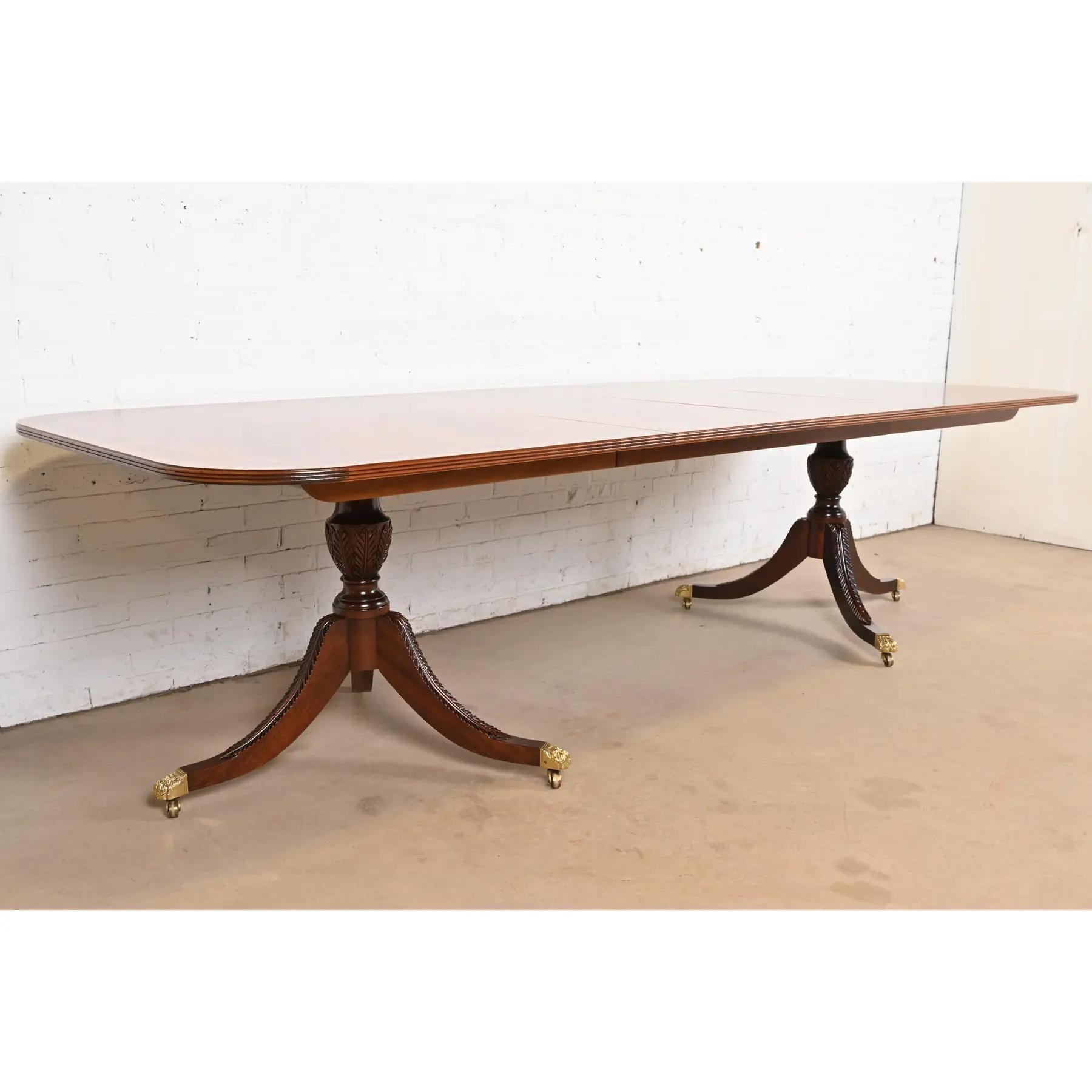 Table de salle à manger géorgienne Stickley en acajou flammé à bandes, nouvellement revernie Bon état - En vente à South Bend, IN