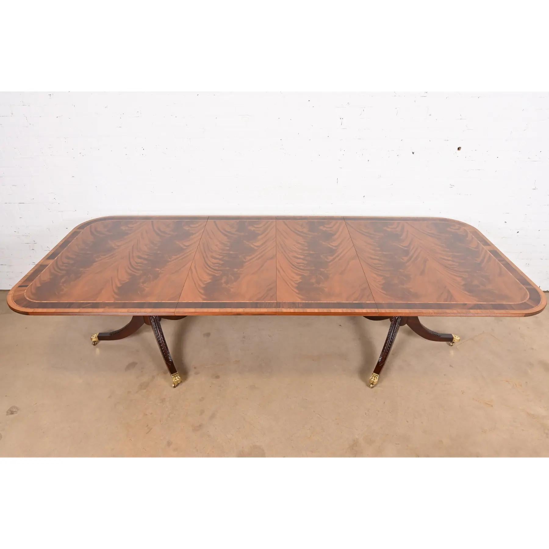 20ième siècle Table de salle à manger géorgienne Stickley en acajou flammé à bandes, nouvellement revernie en vente