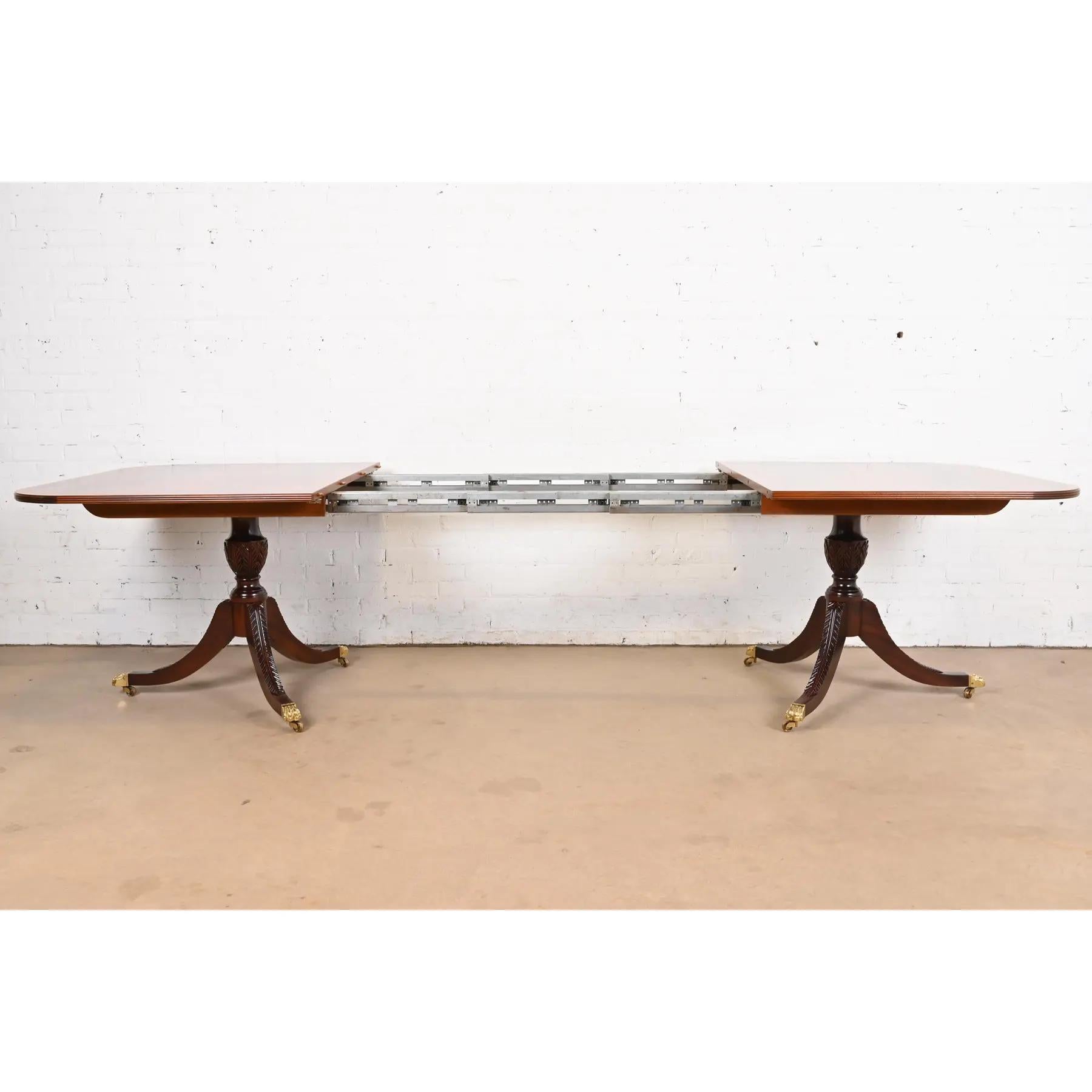 Laiton Table de salle à manger géorgienne Stickley en acajou flammé à bandes, nouvellement revernie en vente