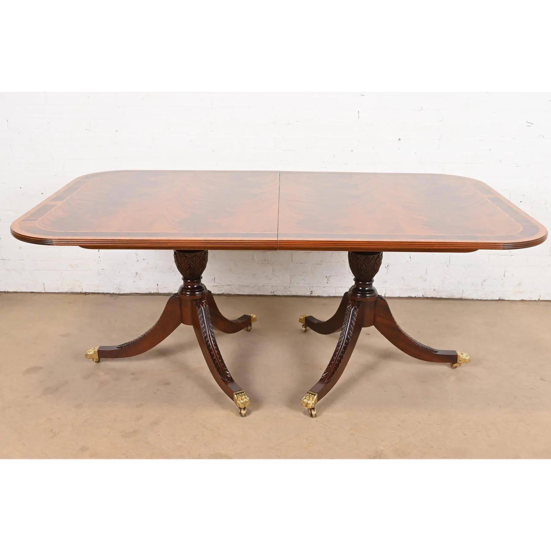Table de salle à manger géorgienne Stickley en acajou flammé à bandes, nouvellement revernie en vente 1