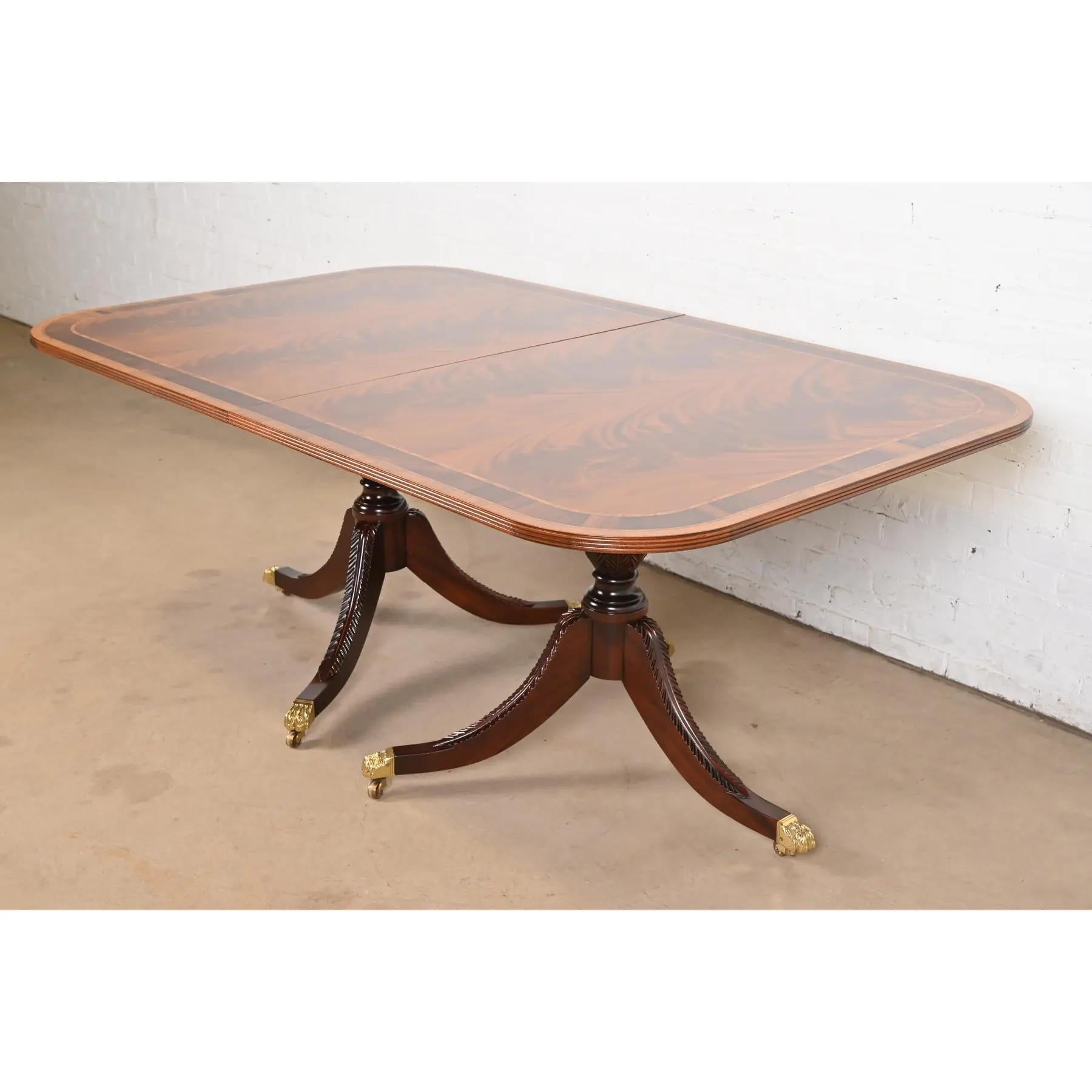 Table de salle à manger géorgienne Stickley en acajou flammé à bandes, nouvellement revernie en vente 2