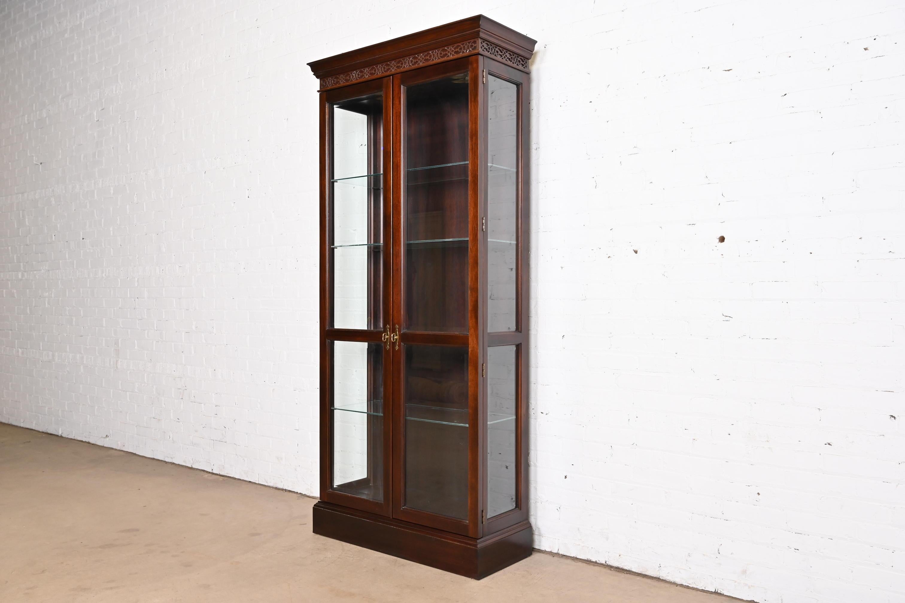A gorgeous Georgian or Chippendale style lighted bookcase, display cabinet, or dining cabinet

By Stickley

USA, Late 20th Century

Measures: 37
