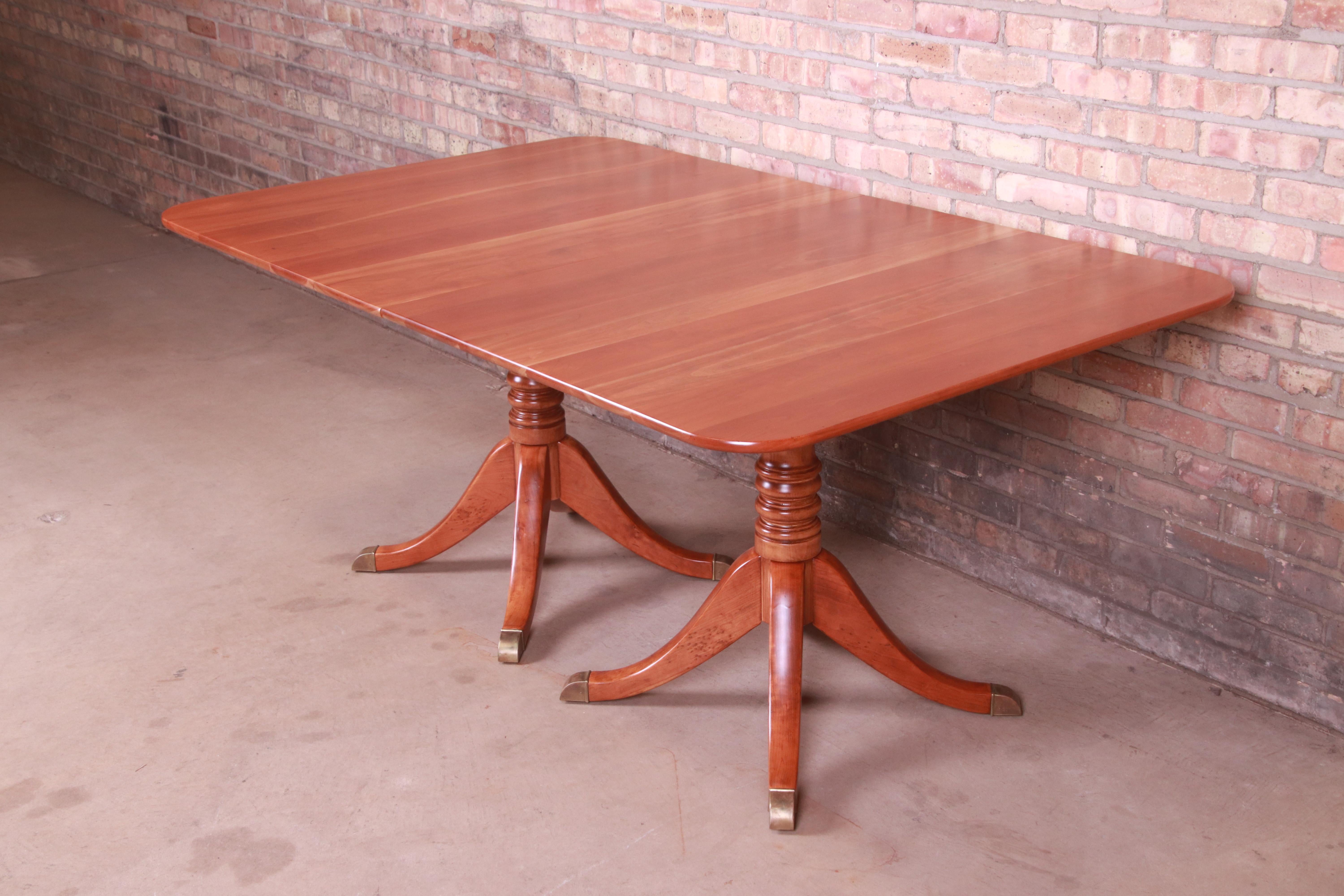 Table de salle à manger à double piédestal en bois de cerisier de style géorgien Stickley, nouvellement revernie en vente 4