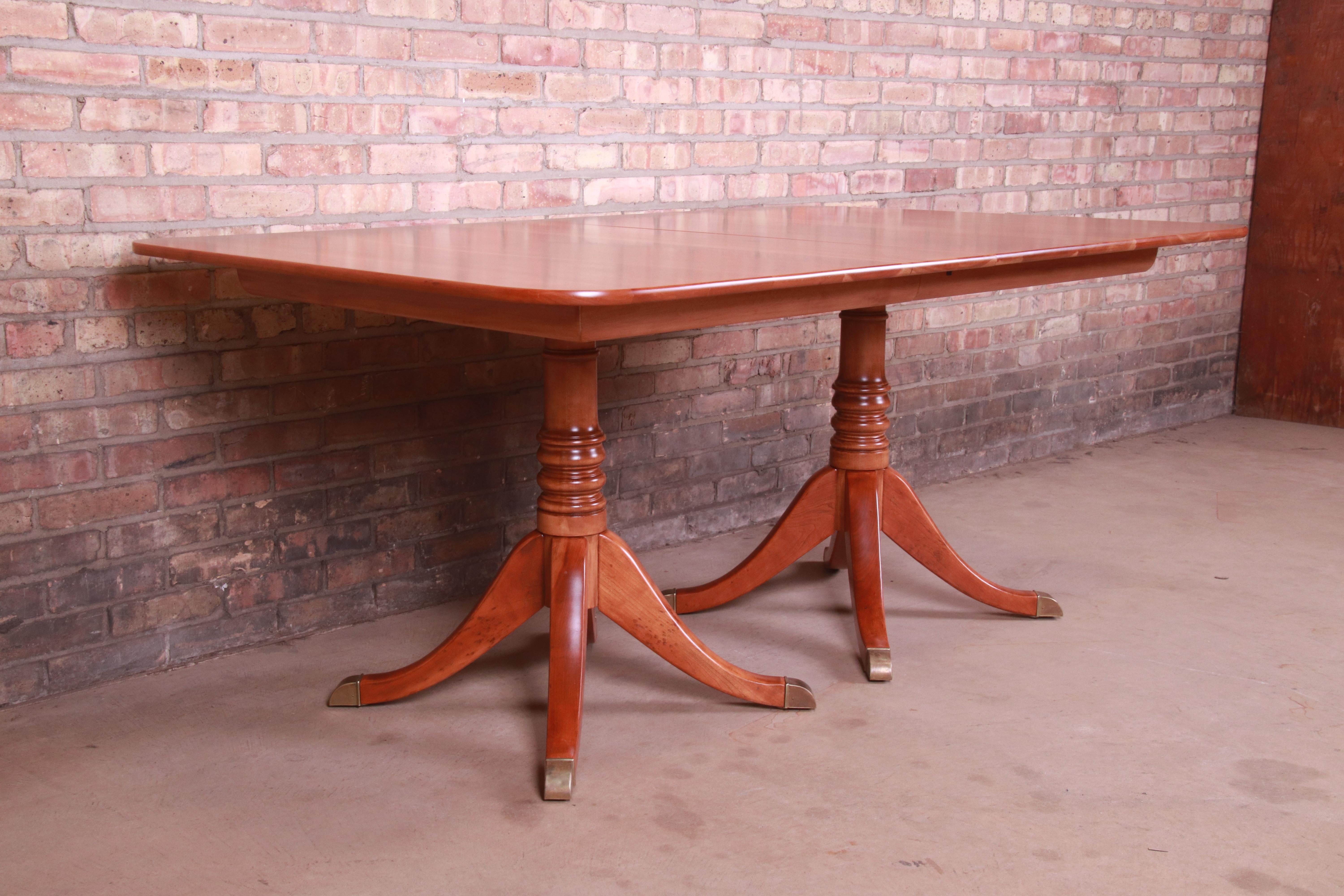 Table de salle à manger à double piédestal en bois de cerisier de style géorgien Stickley, nouvellement revernie en vente 7