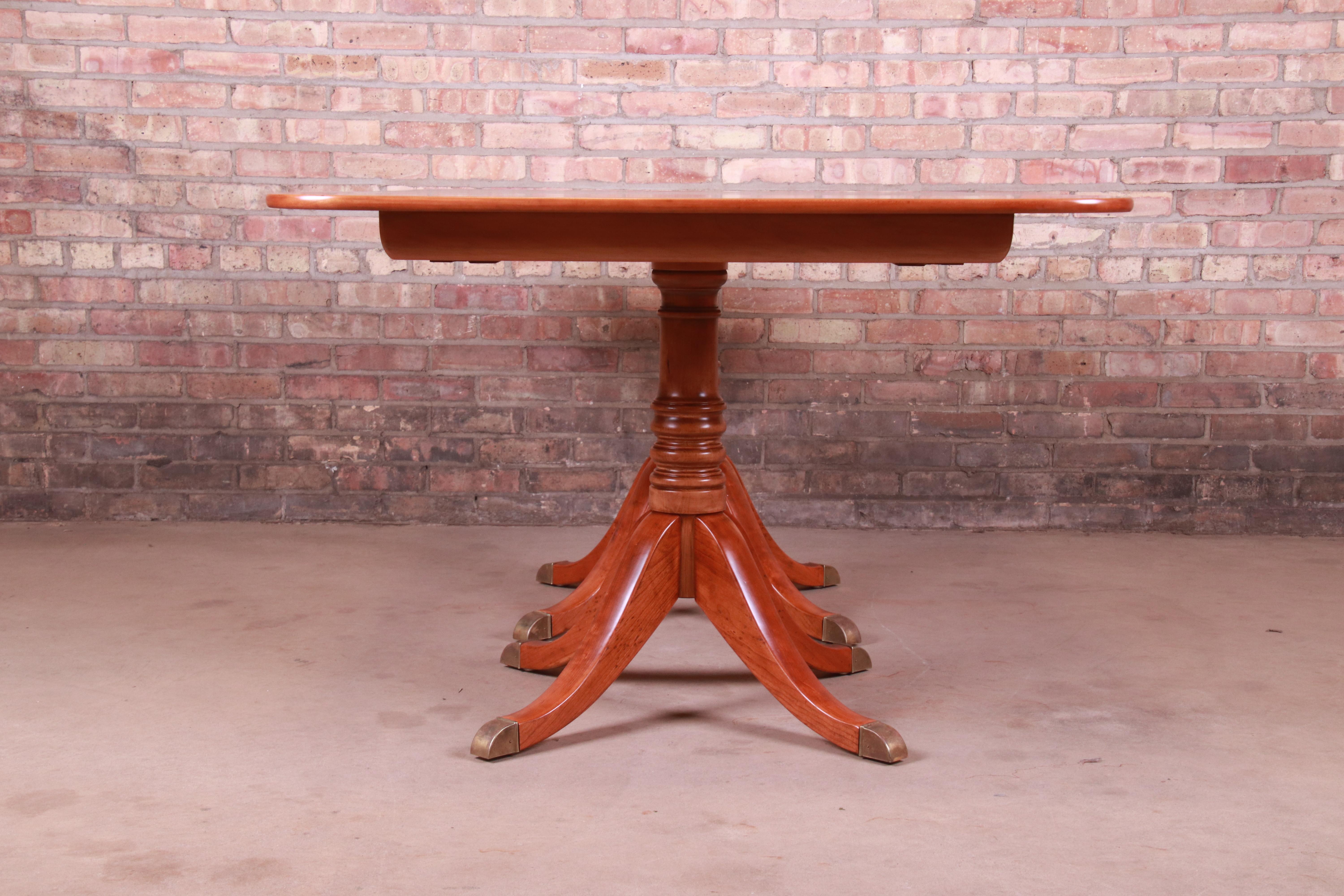 Table de salle à manger à double piédestal en bois de cerisier de style géorgien Stickley, nouvellement revernie en vente 9