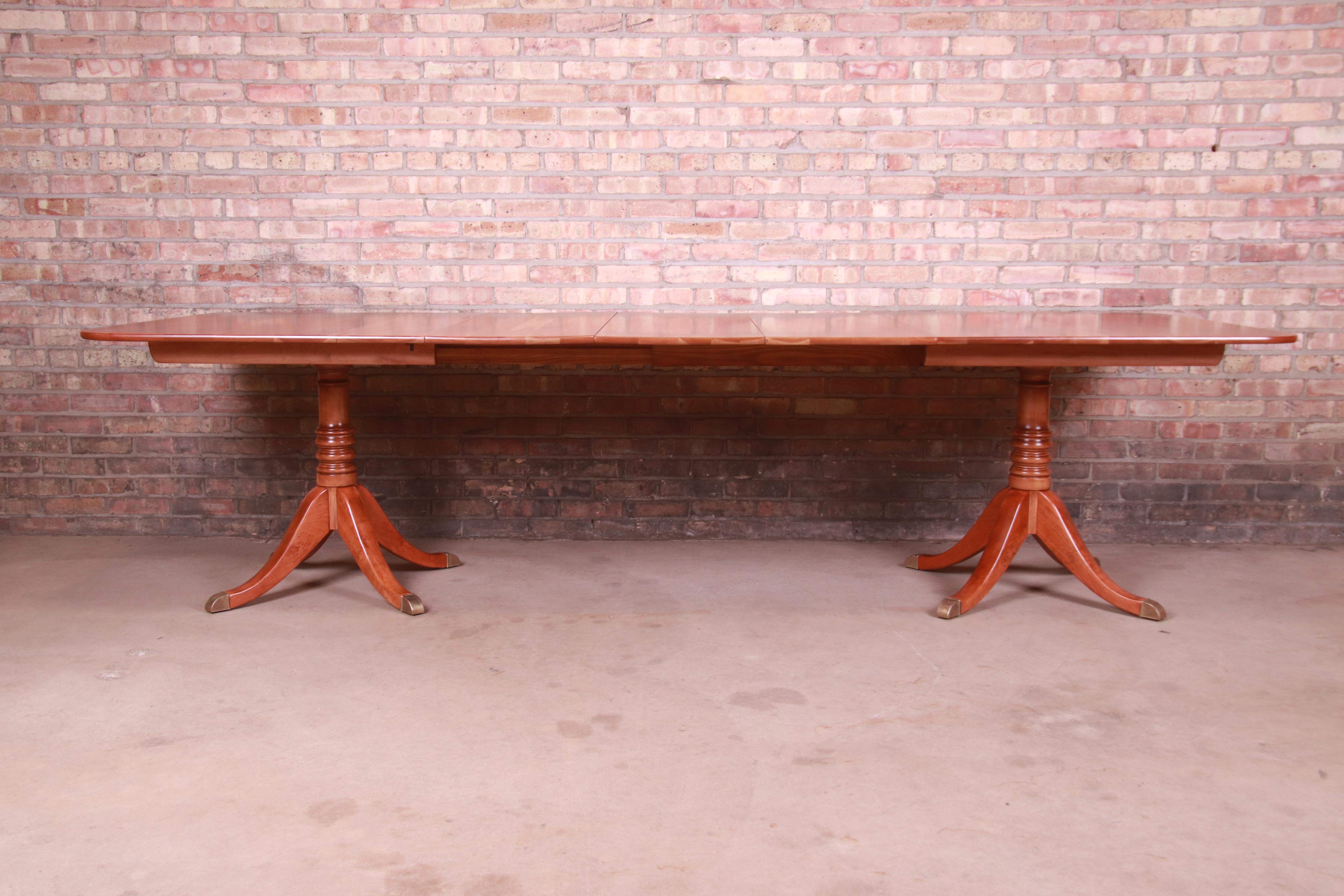 Georgien Table de salle à manger à double piédestal en bois de cerisier de style géorgien Stickley, nouvellement revernie en vente
